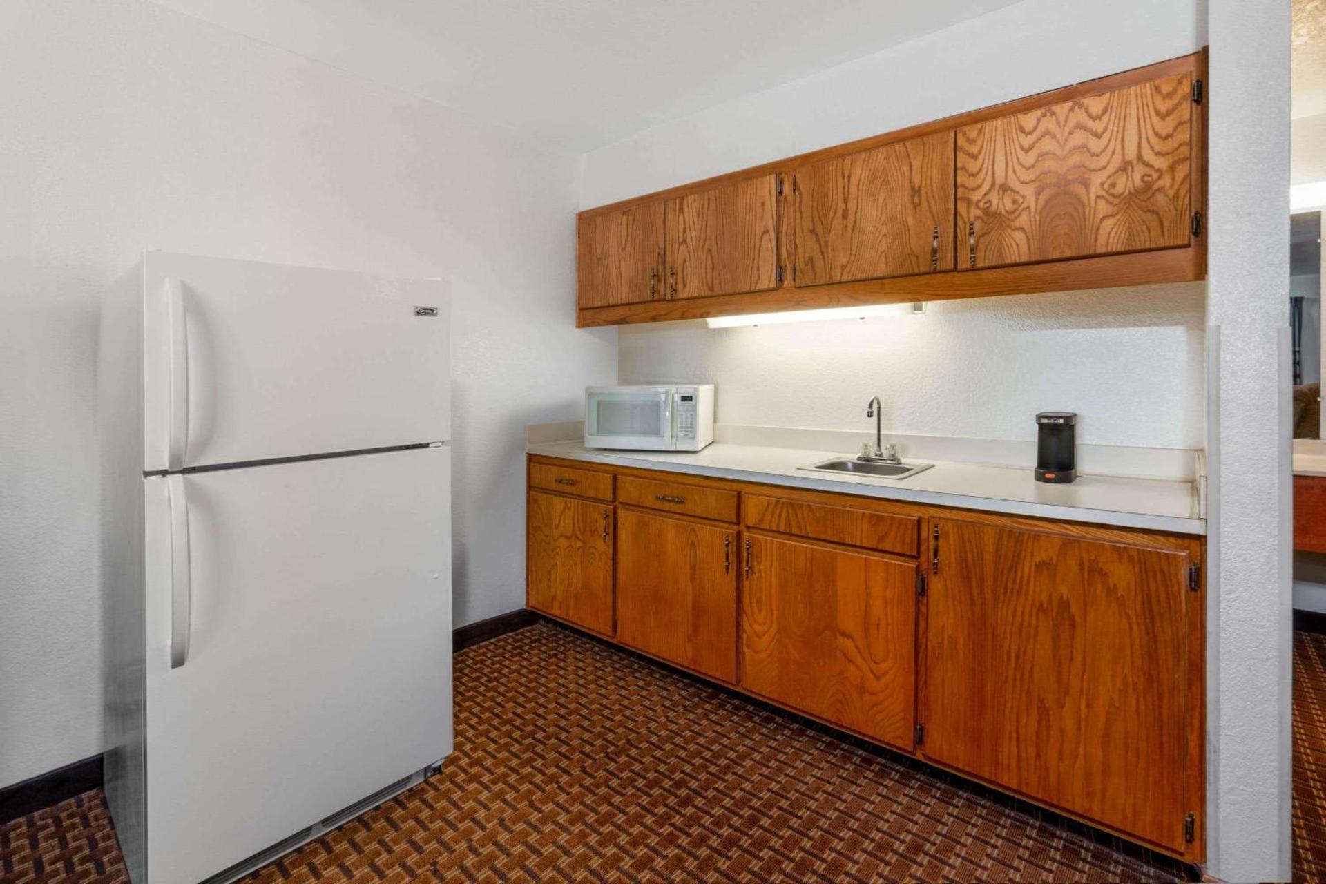 Super 8 by Wyndham Goodland photo 14