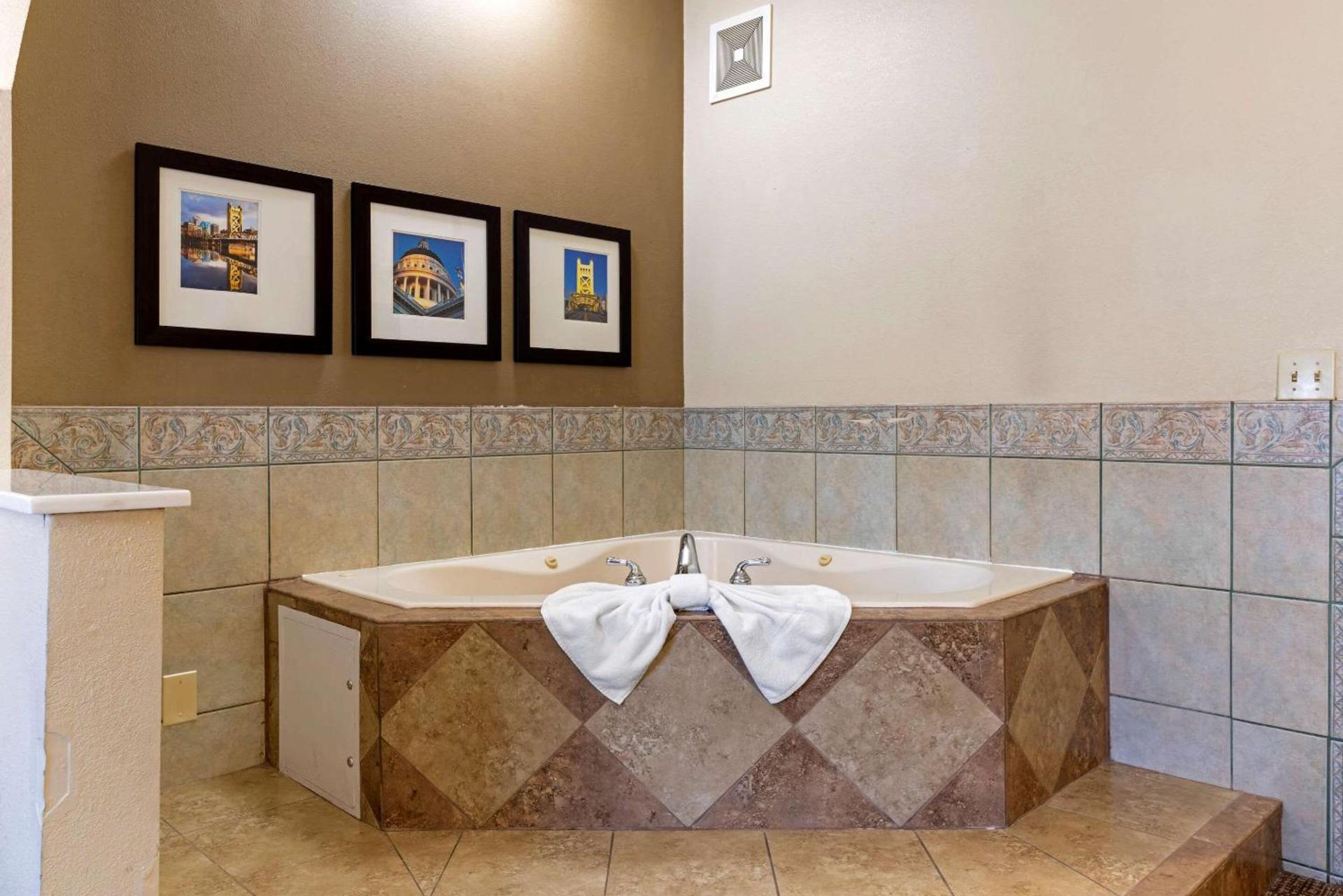 Comfort Suites Downtown Sacramento photo 25