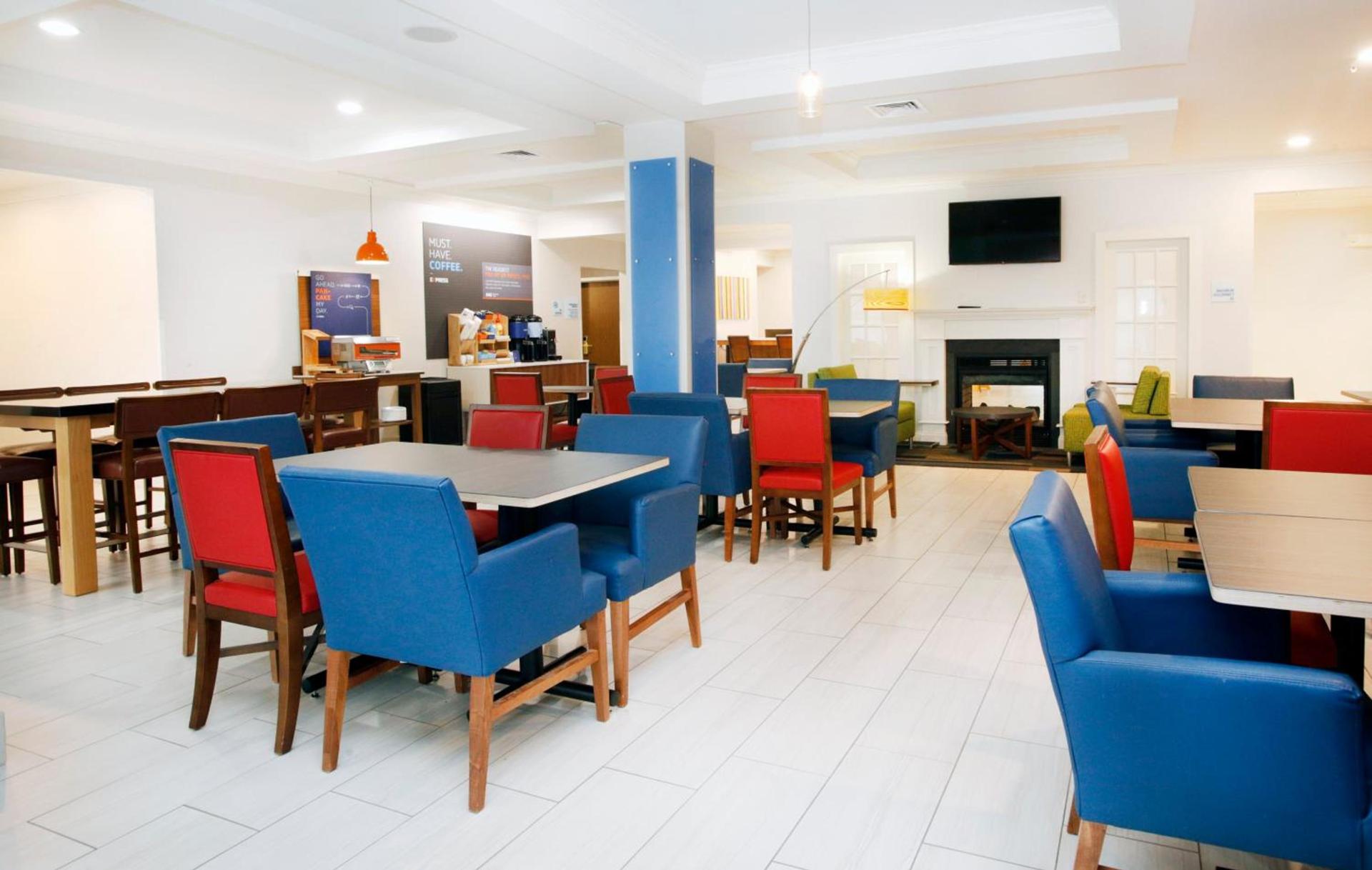 Holiday Inn Express & Suites Bethlehem Airport-Allentown Area photo 36
