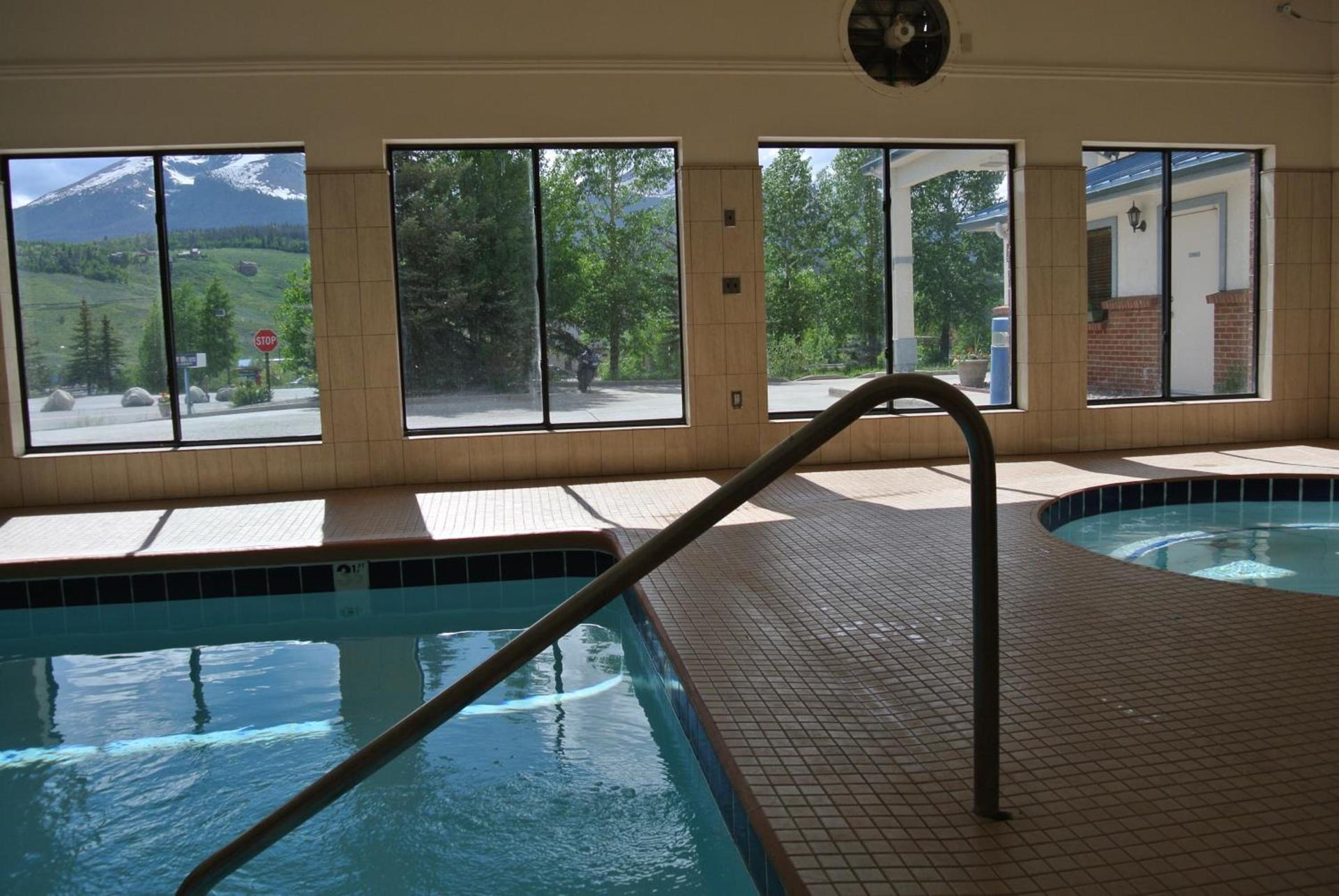 Luxury Inn & Suites photo 11