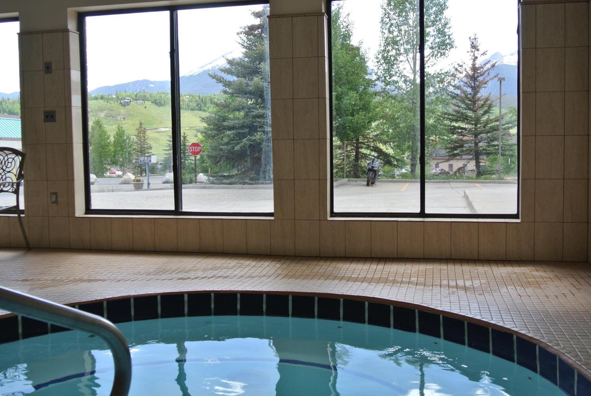 Luxury Inn & Suites photo 8
