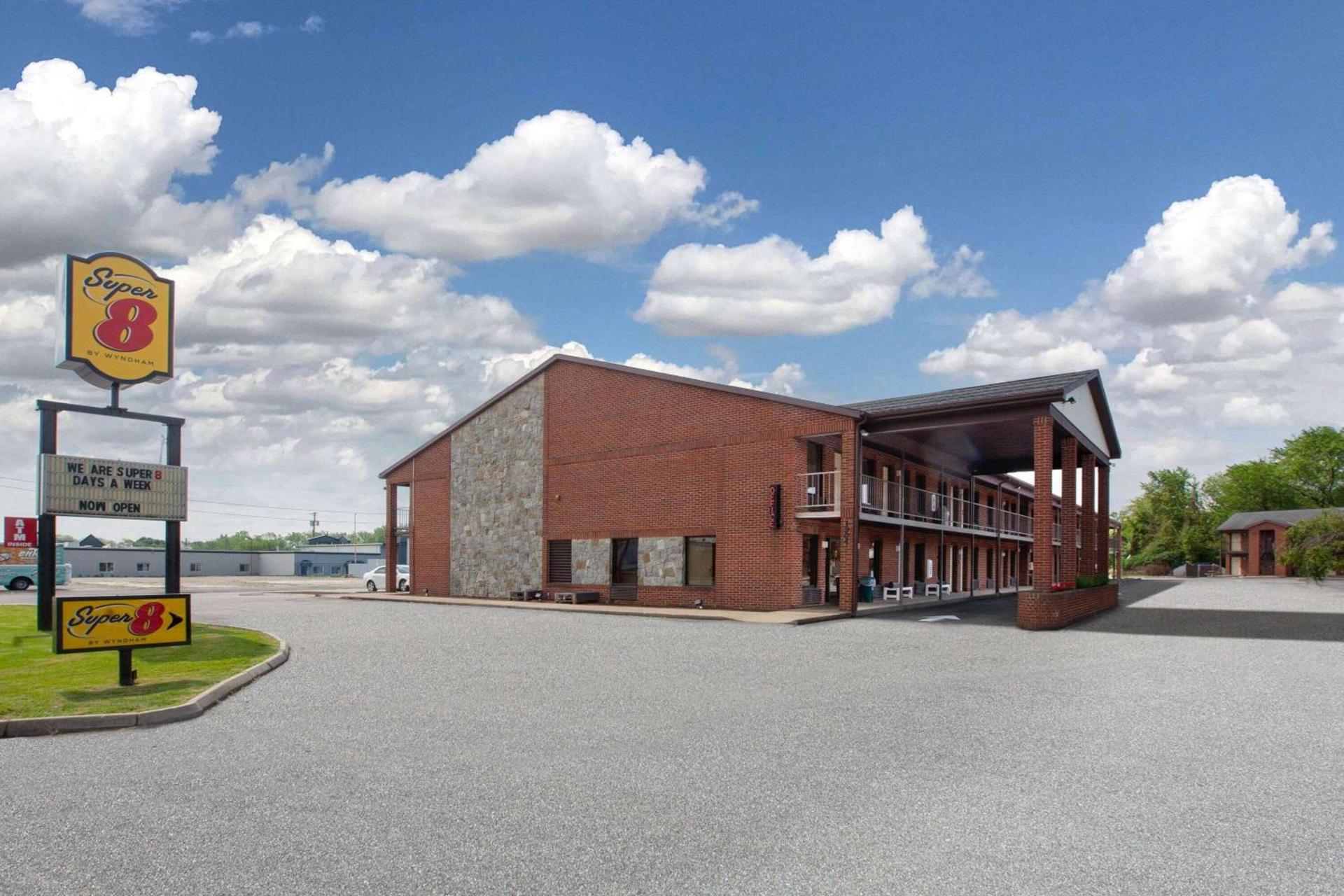 Super 8 by Wyndham Sandusky photo 2