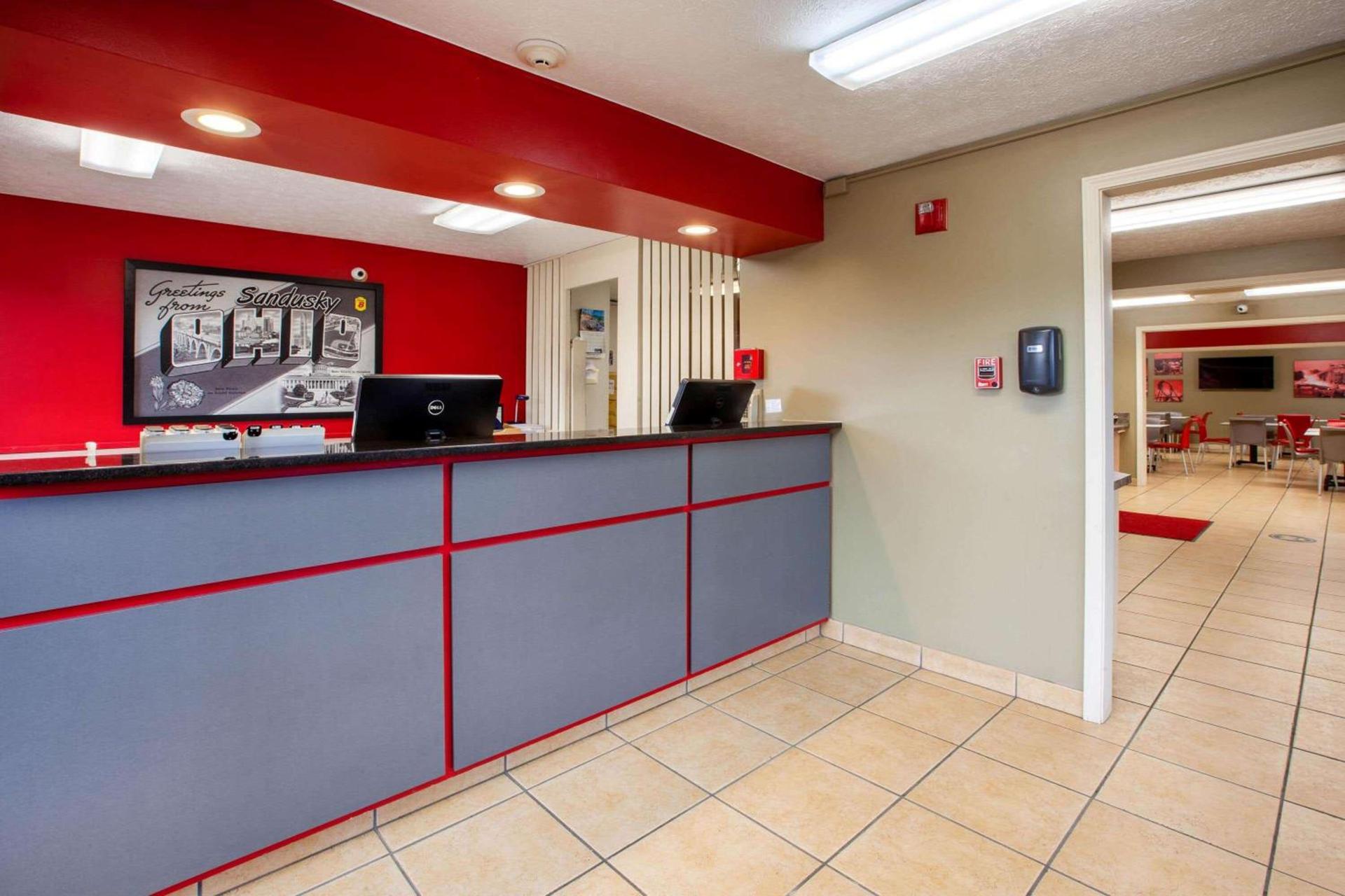 Super 8 by Wyndham Sandusky photo 3