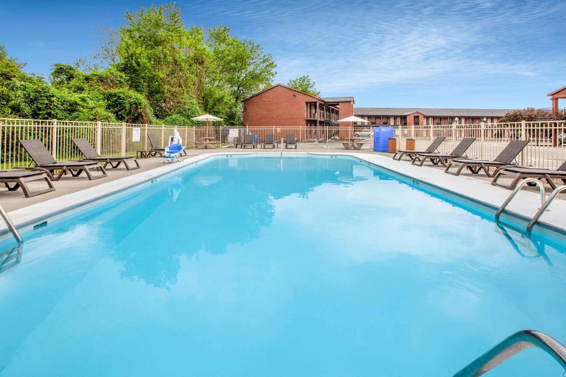 Super 8 by Wyndham Sandusky photo 5