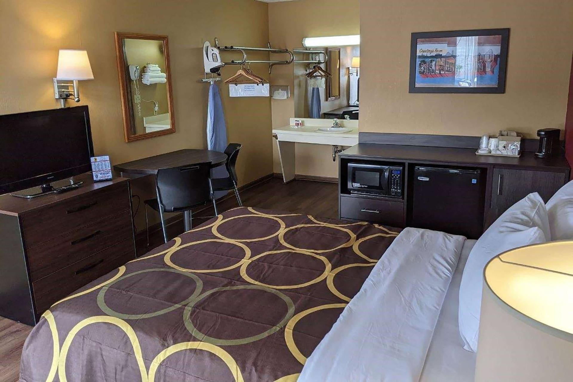 Super 8 by Wyndham Sandusky photo 7