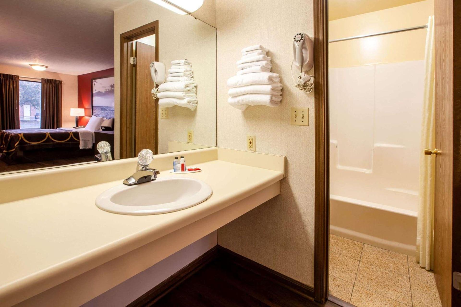 Super 8 by Wyndham Sandusky photo 9