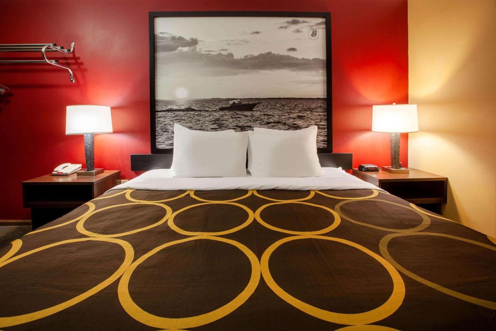 Super 8 by Wyndham Sandusky photo 10