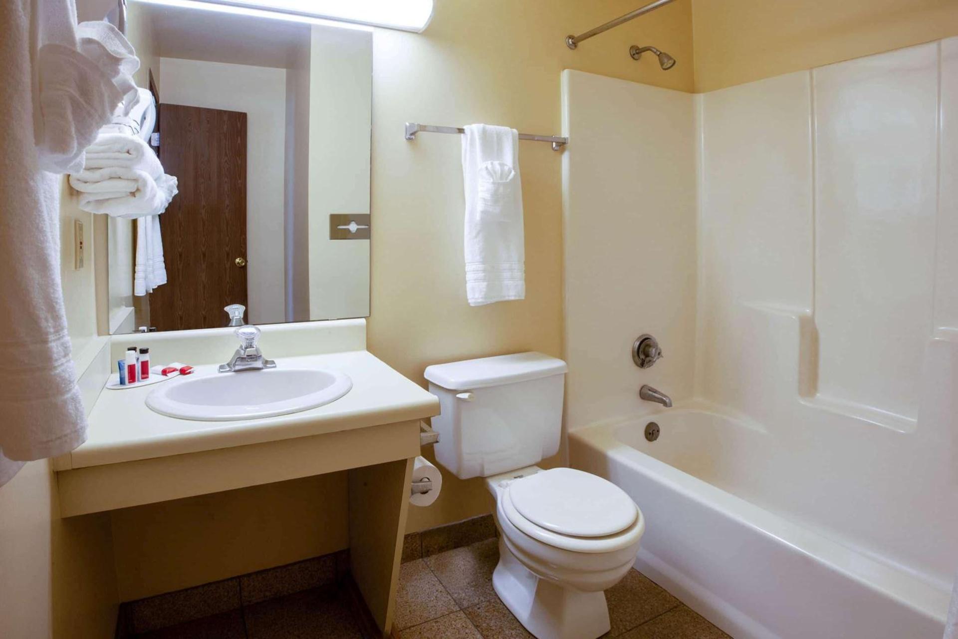 Super 8 by Wyndham Sandusky photo 12