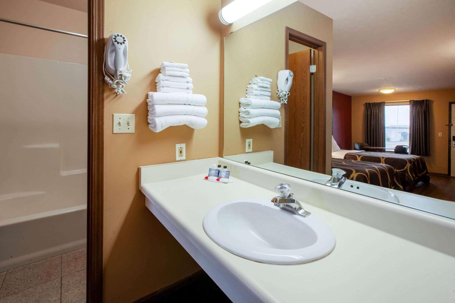 Super 8 by Wyndham Sandusky photo 18