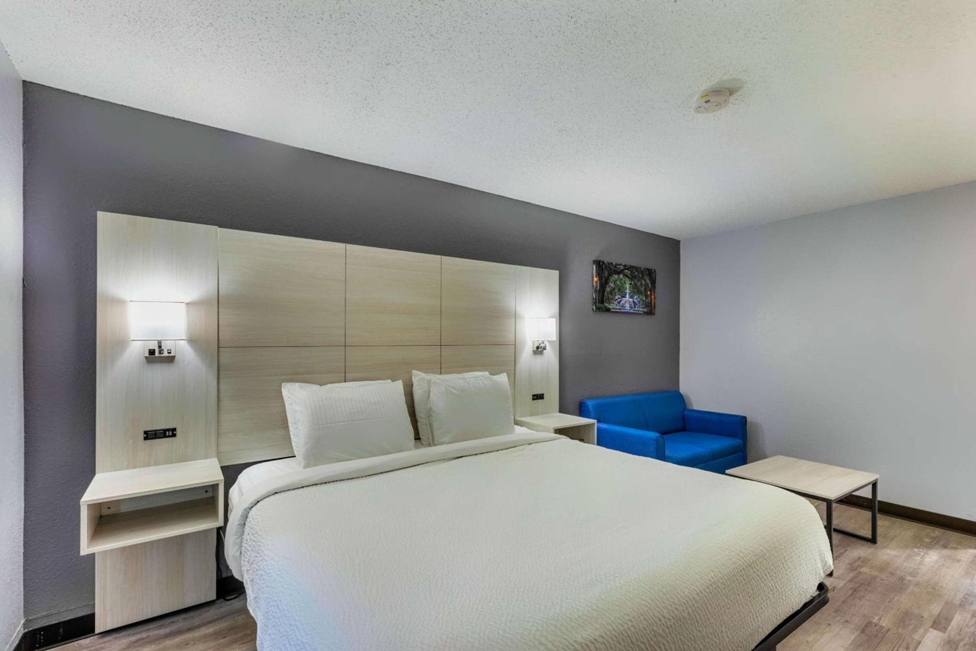 Days Inn by Wyndham Savannah Gateway I-95 photo 10