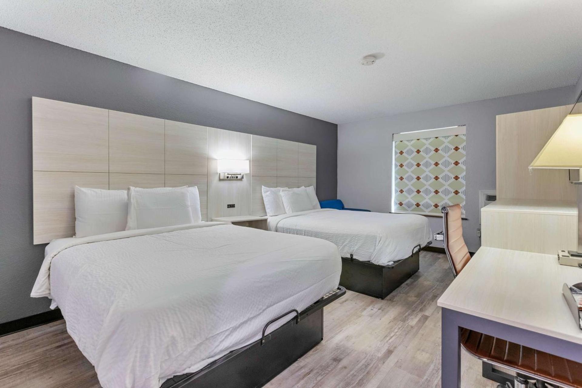 Days Inn by Wyndham Savannah Gateway I-95 photo 11