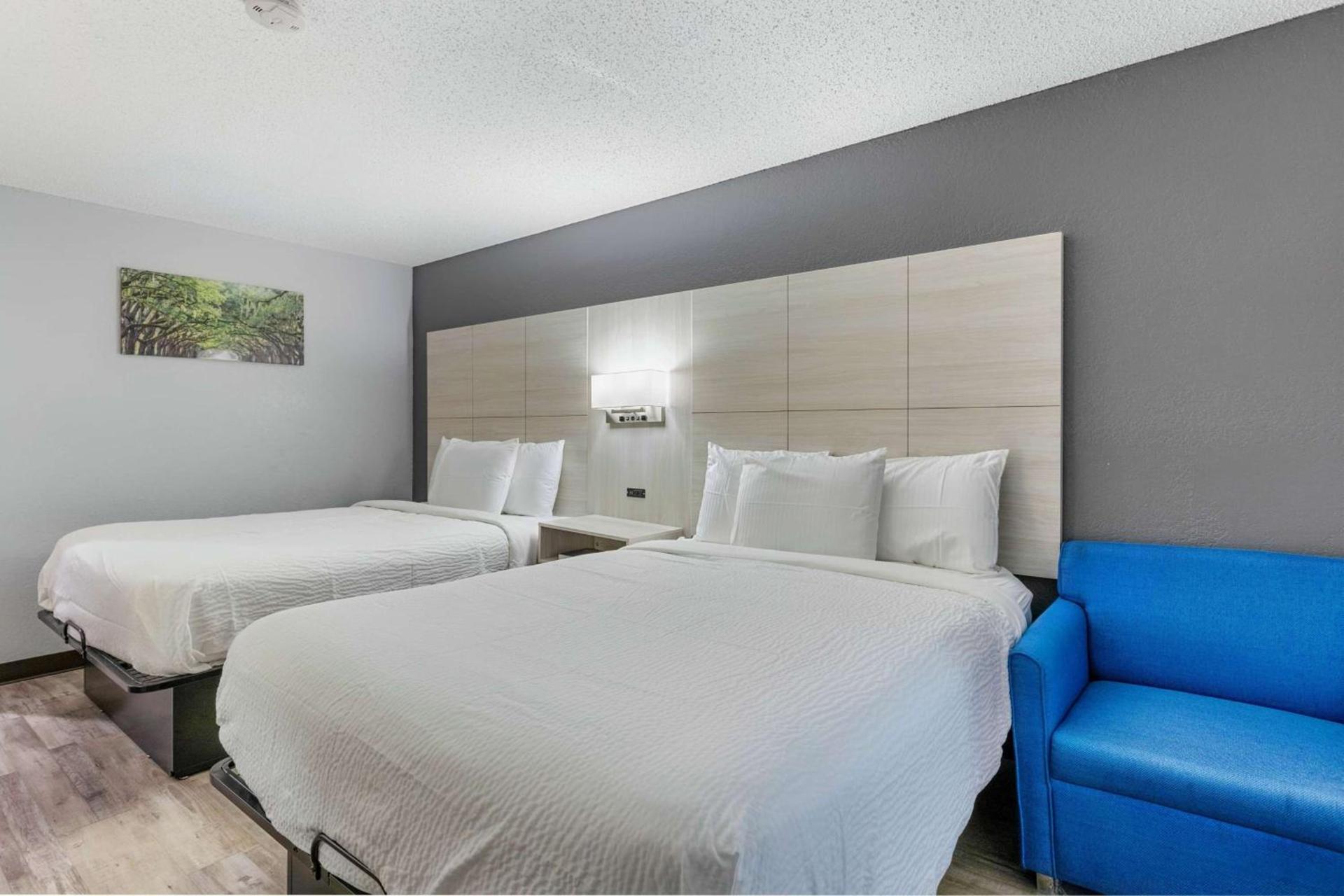 Days Inn by Wyndham Savannah Gateway I-95 photo 13