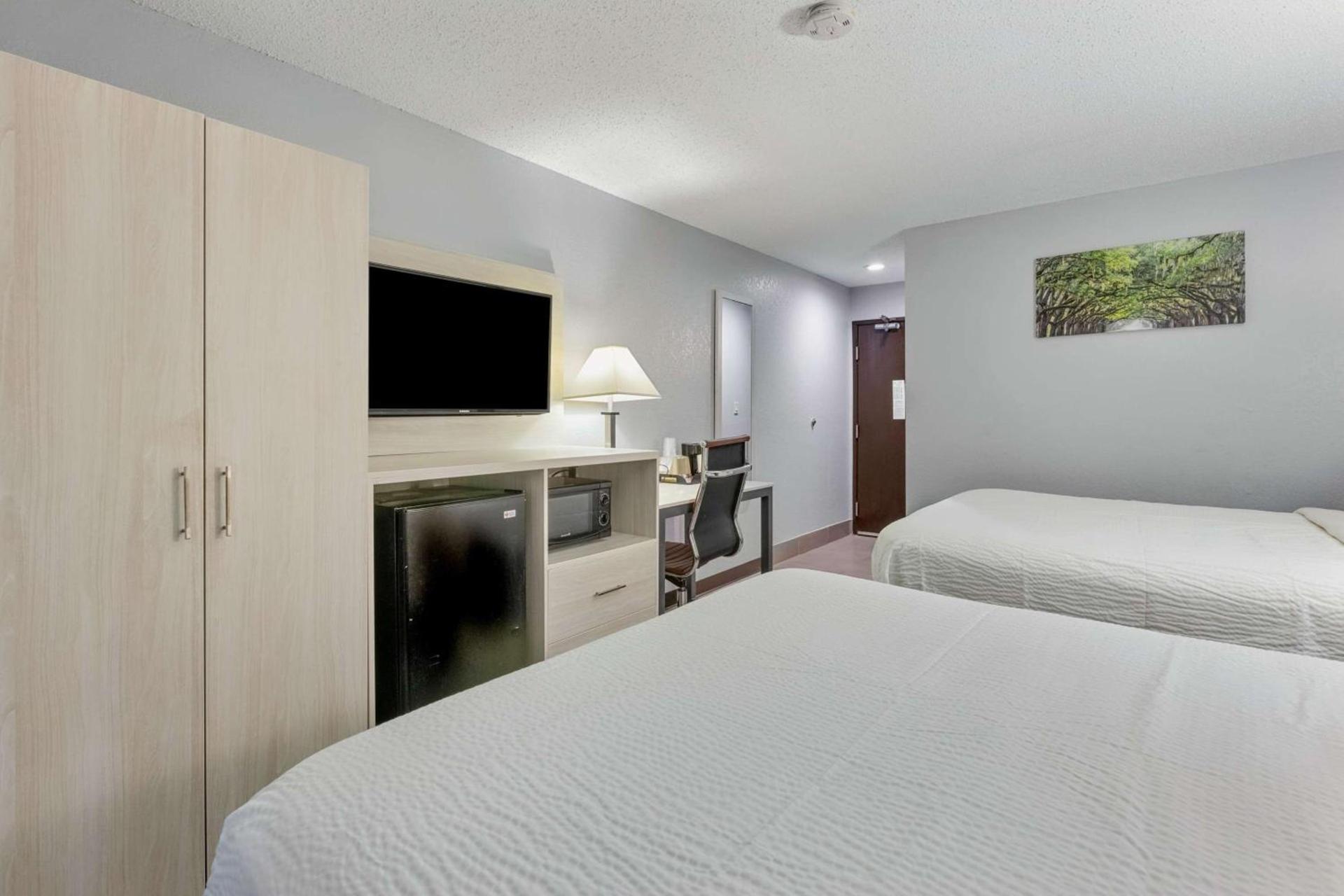 Days Inn by Wyndham Savannah Gateway I-95 photo 15