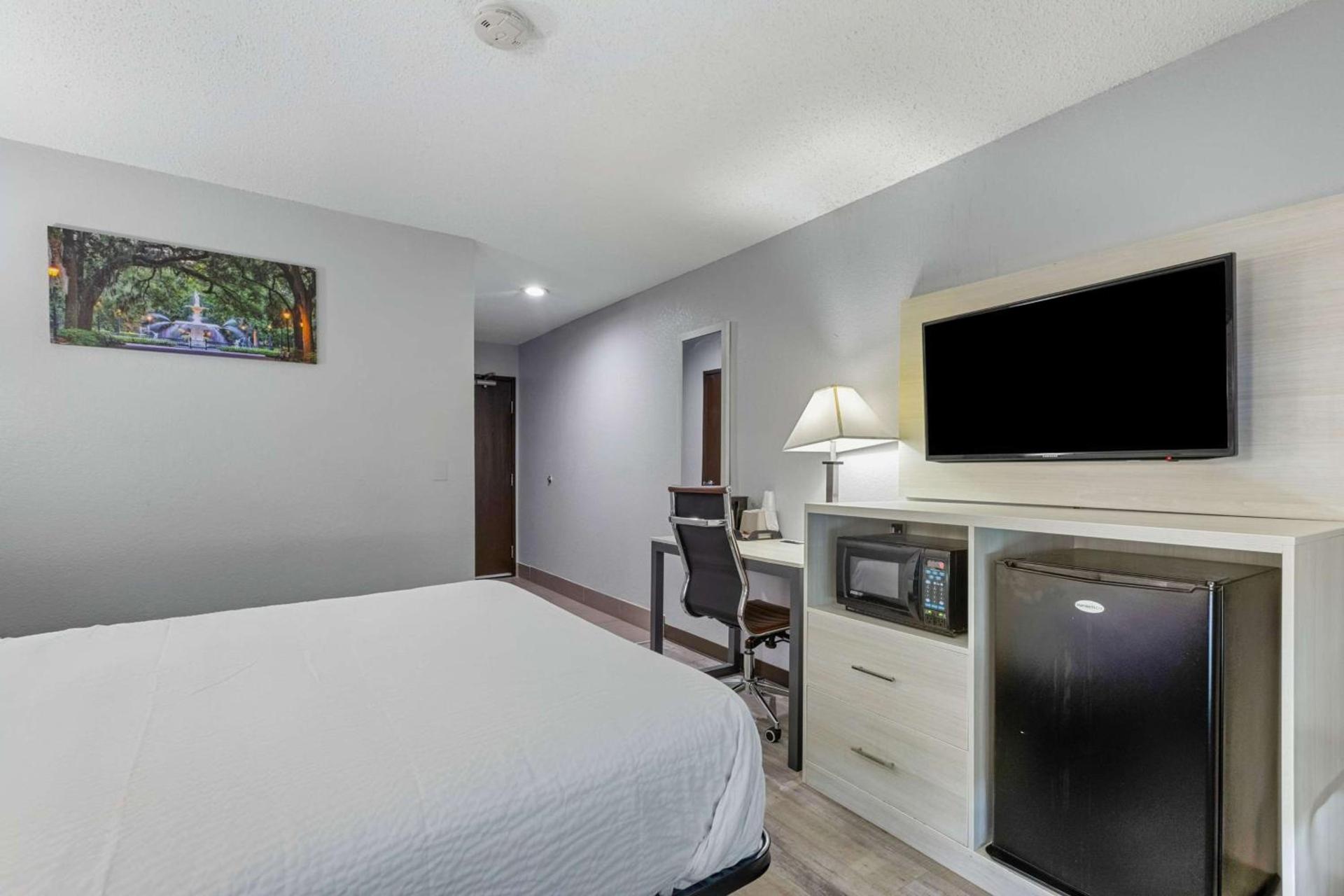 Days Inn by Wyndham Savannah Gateway I-95 photo 16
