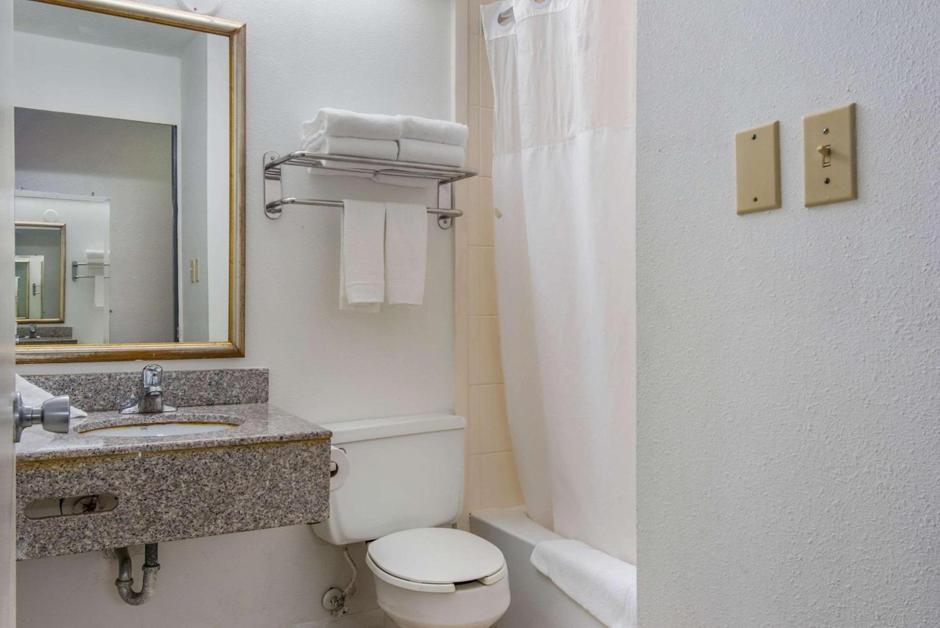 Econo Lodge Inn & Suites Chambersburg Central photo 6