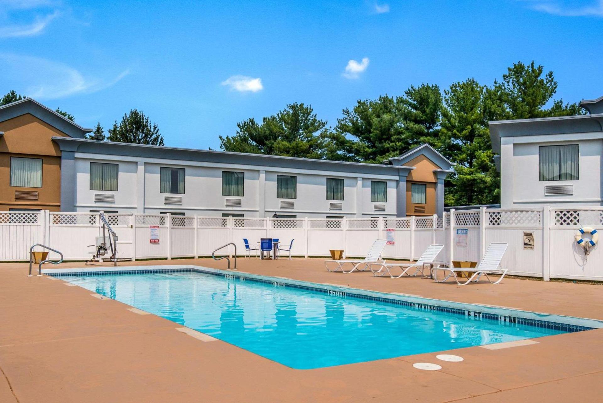 Econo Lodge Inn & Suites Chambersburg Central photo 8