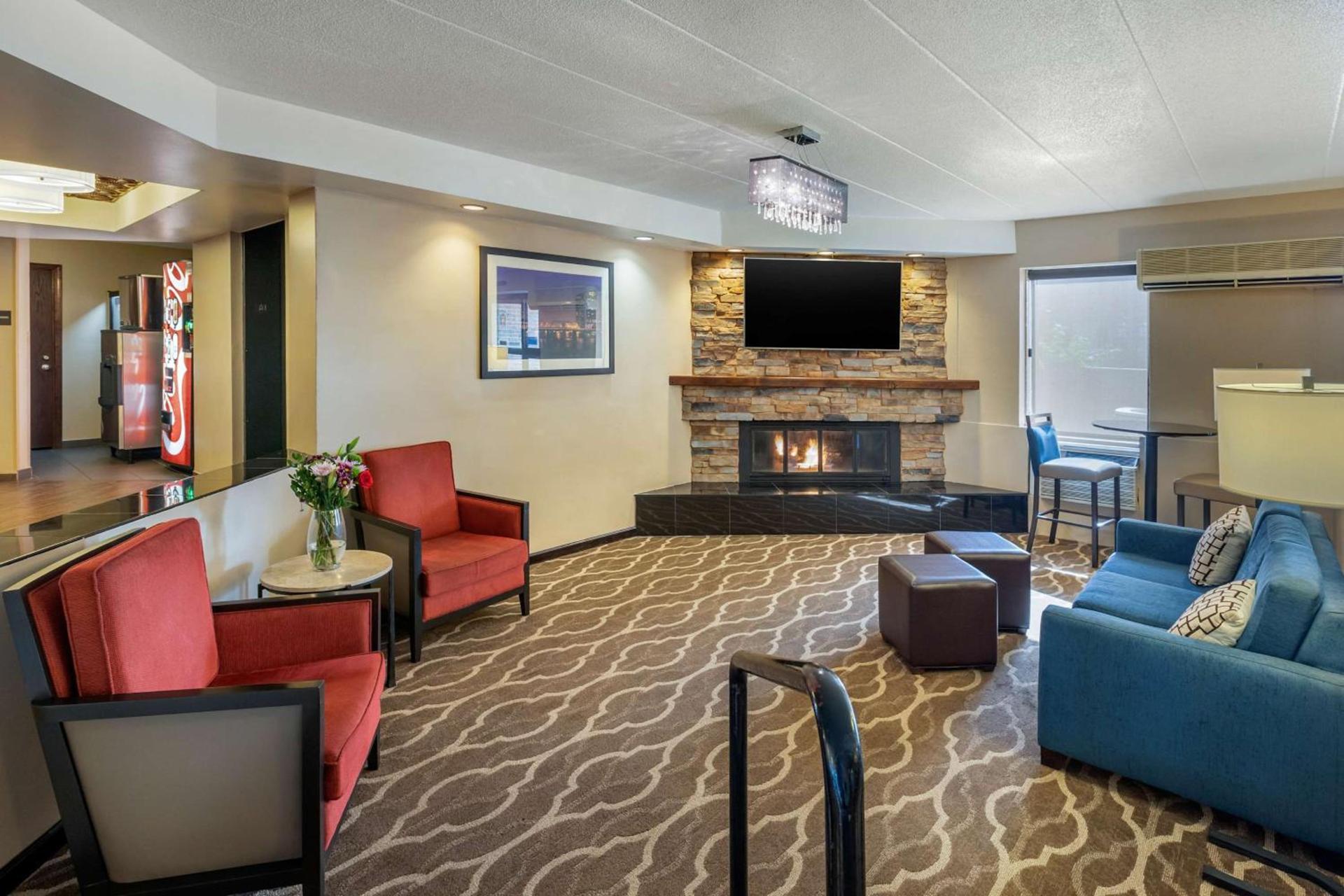 Comfort Inn Grand Rapids Airport photo 5
