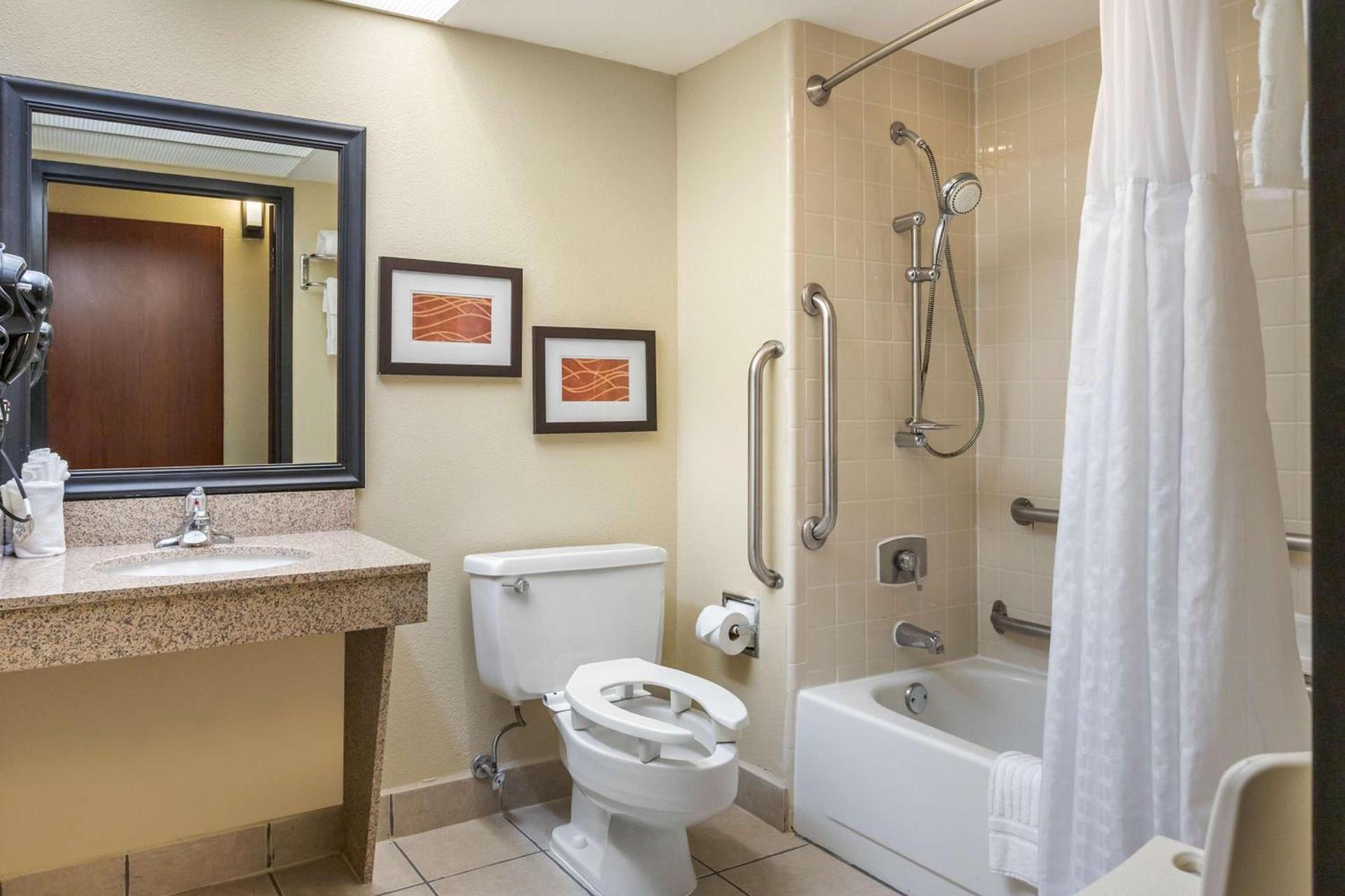 Comfort Inn Grand Rapids Airport photo 15