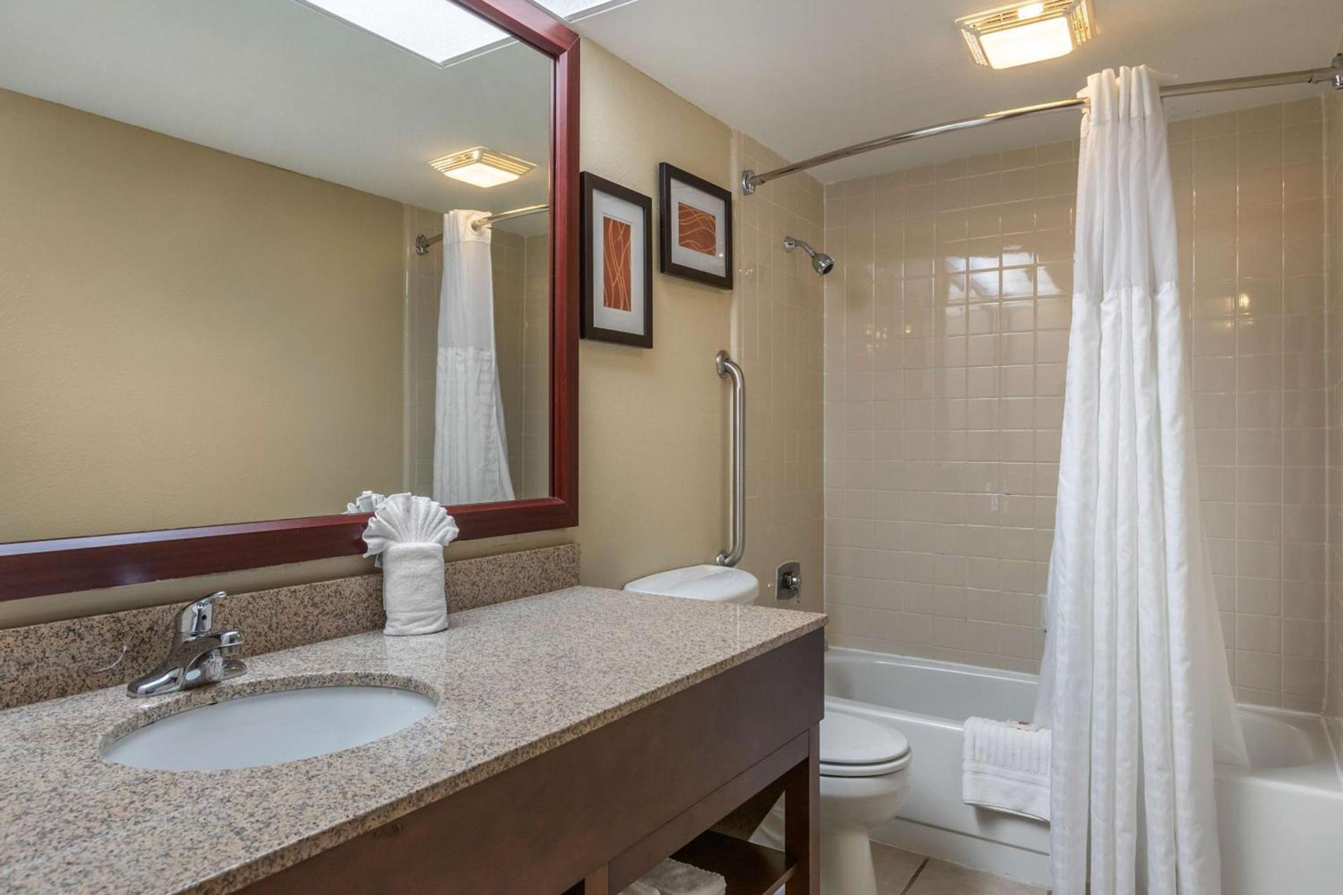 Comfort Inn Grand Rapids Airport photo 30