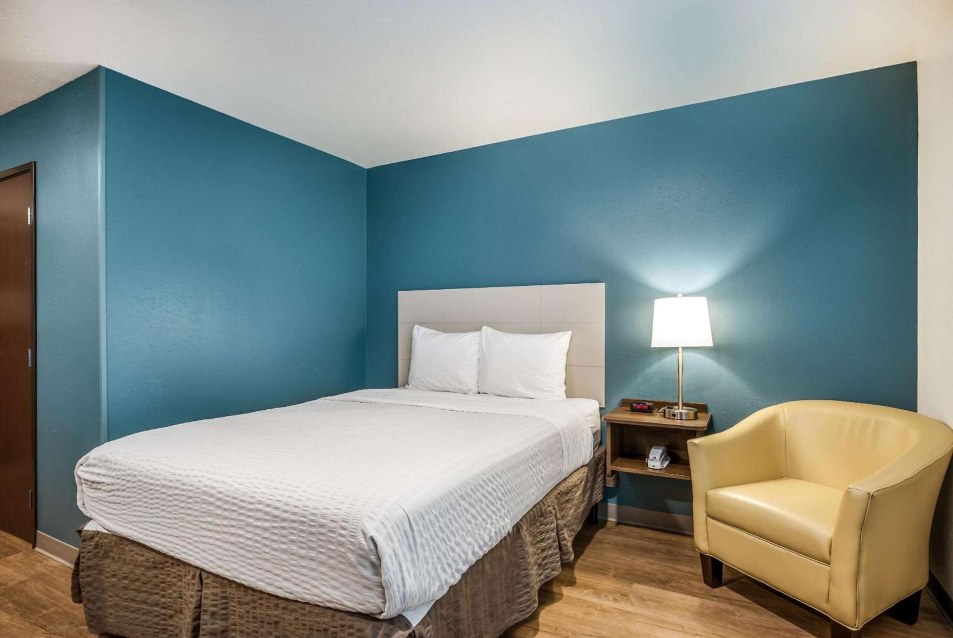 WoodSpring Suites Elgin - Chicago photo 11