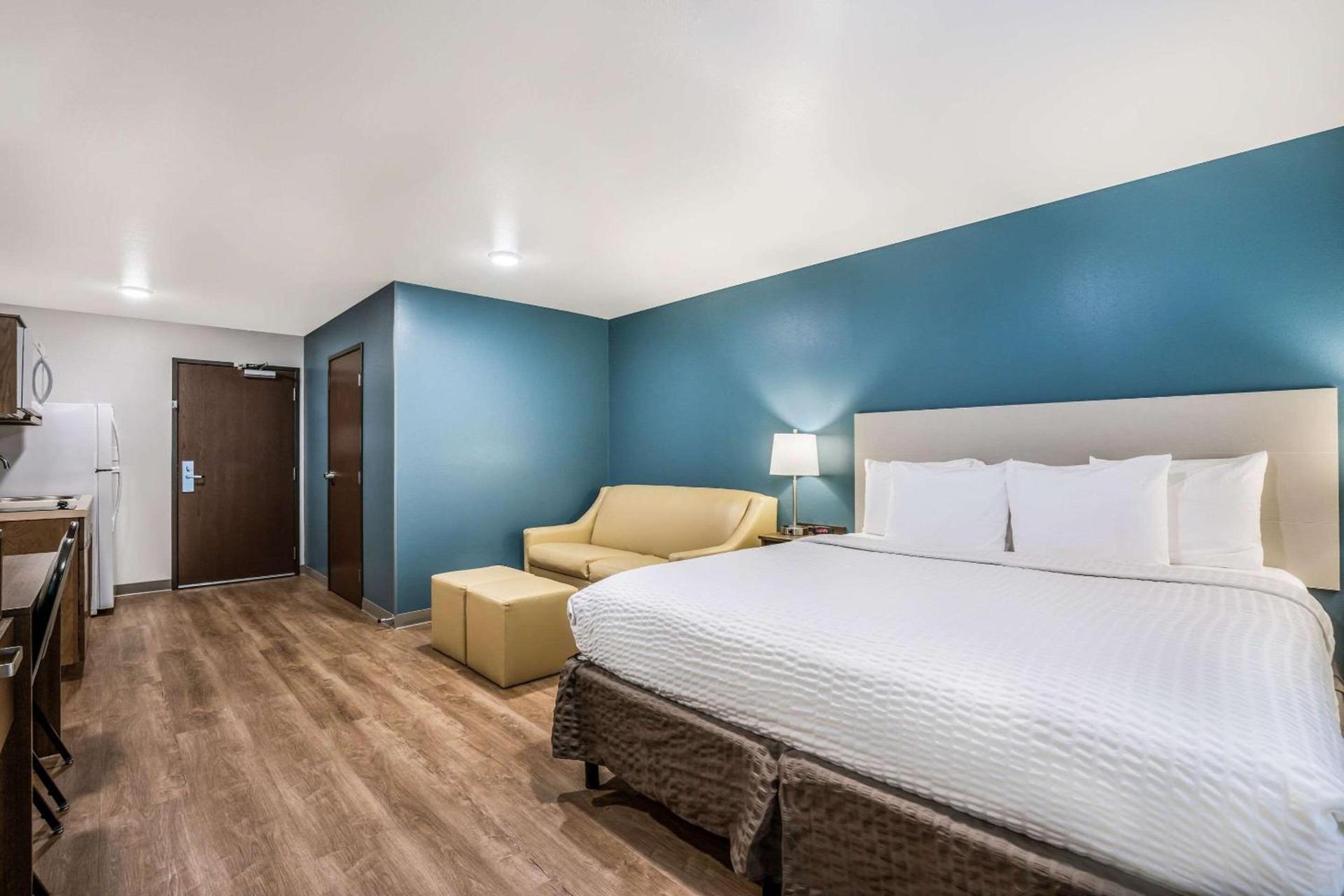 WoodSpring Suites Elgin - Chicago photo 18