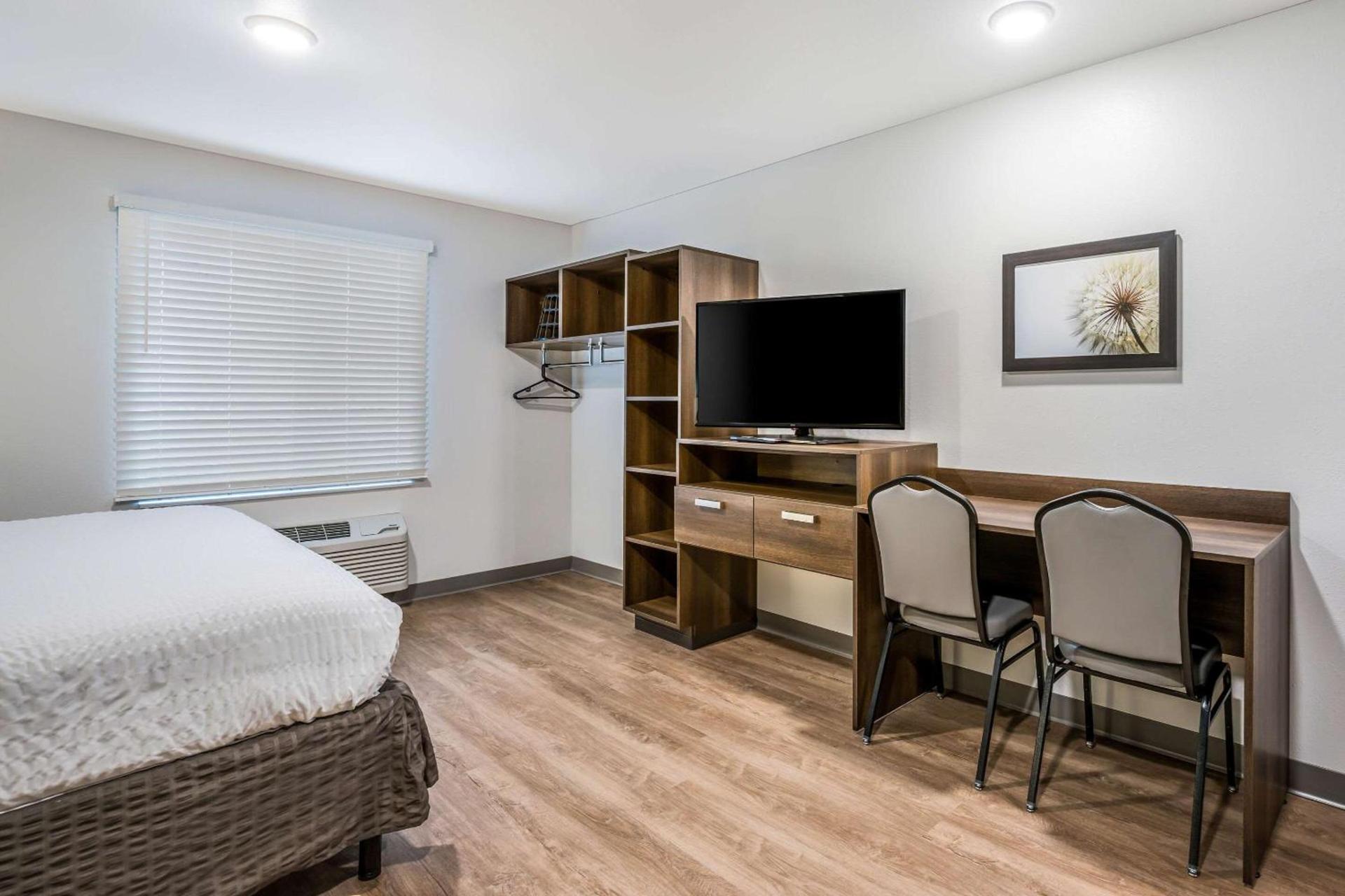 WoodSpring Suites Elgin - Chicago photo 17