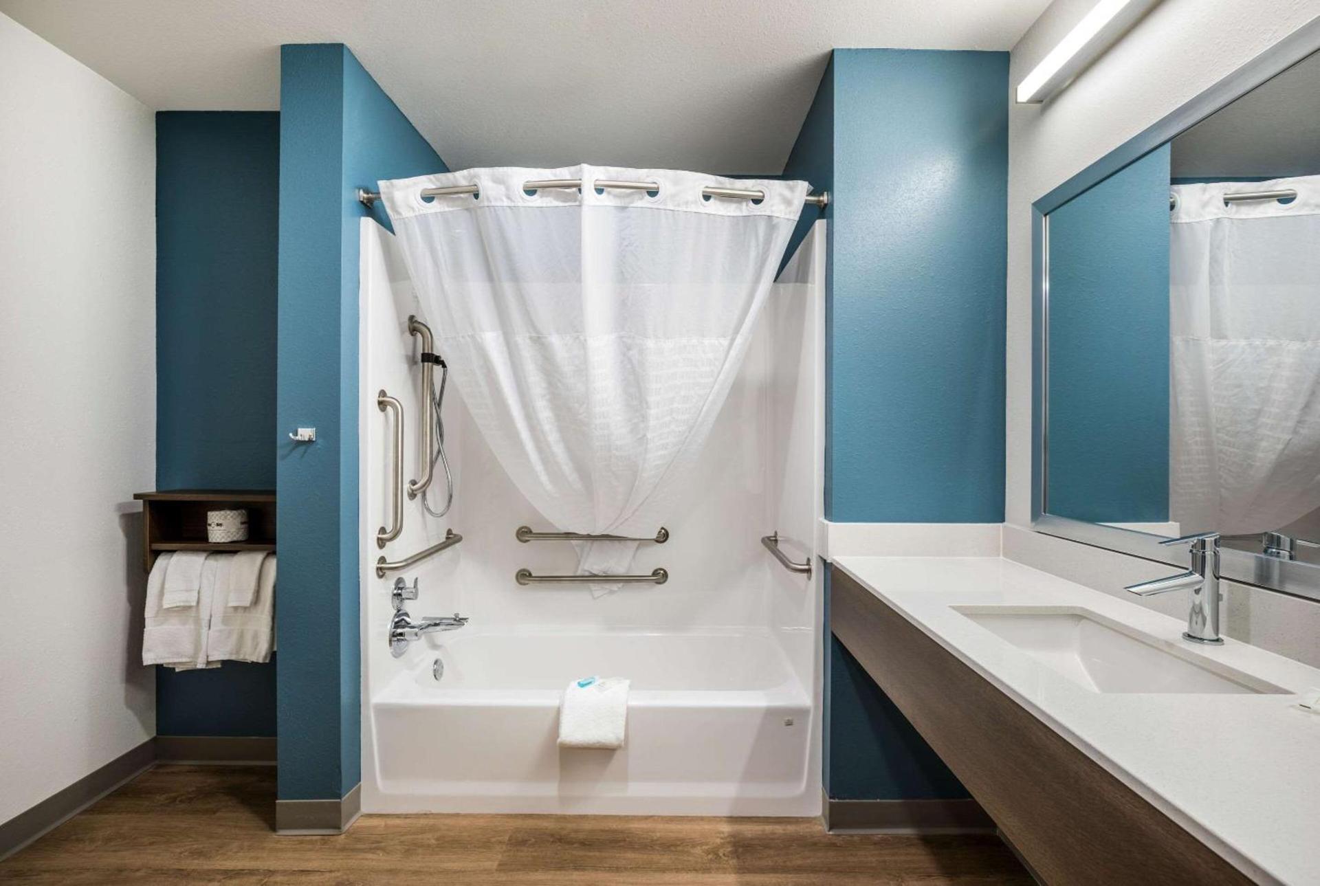 WoodSpring Suites Elgin - Chicago photo 20