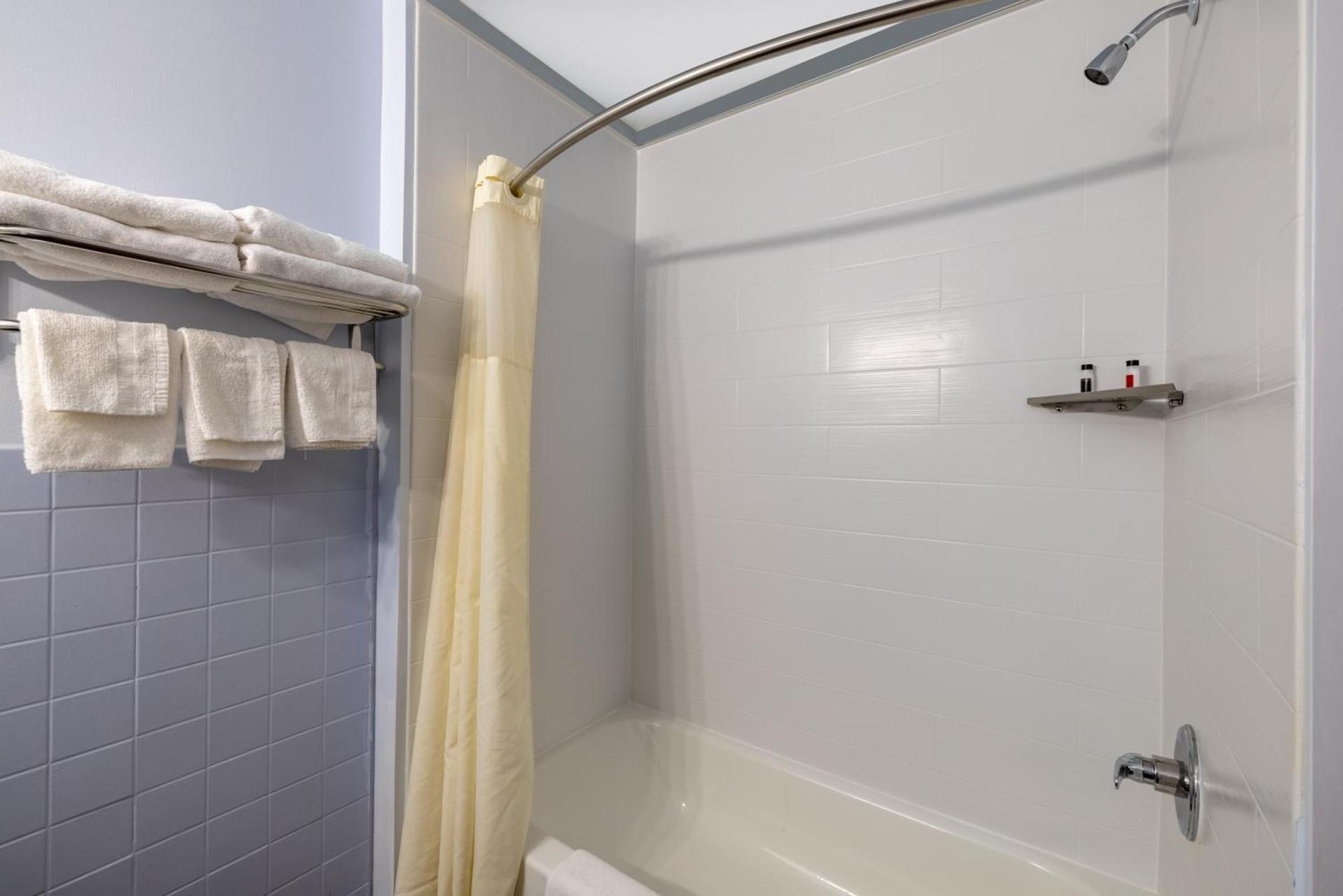 Travelodge by Wyndham Spirit Lake/Okoboji photo 33
