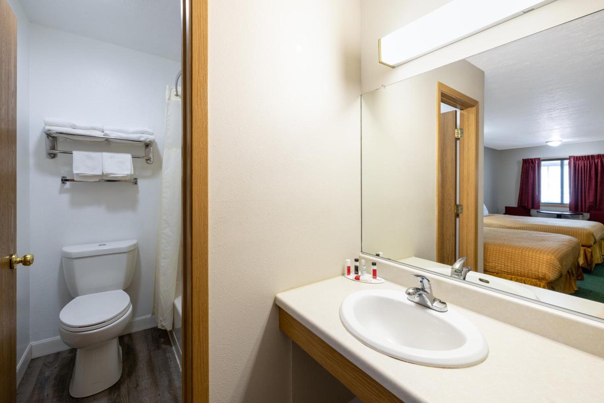 Travelodge by Wyndham Spirit Lake/Okoboji photo 42
