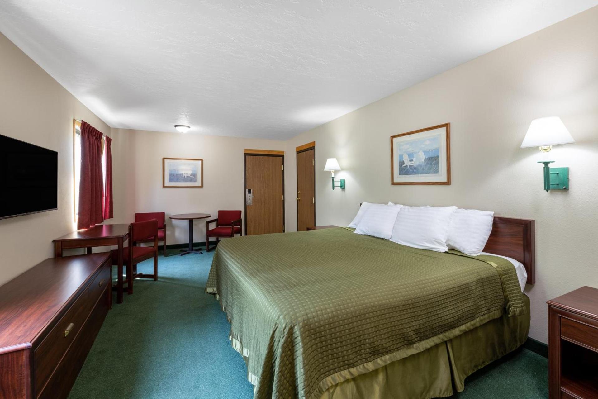 Travelodge by Wyndham Spirit Lake/Okoboji photo 45
