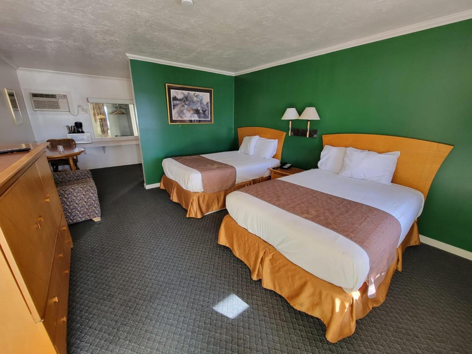 Emerald Inn & Lounge photo 25
