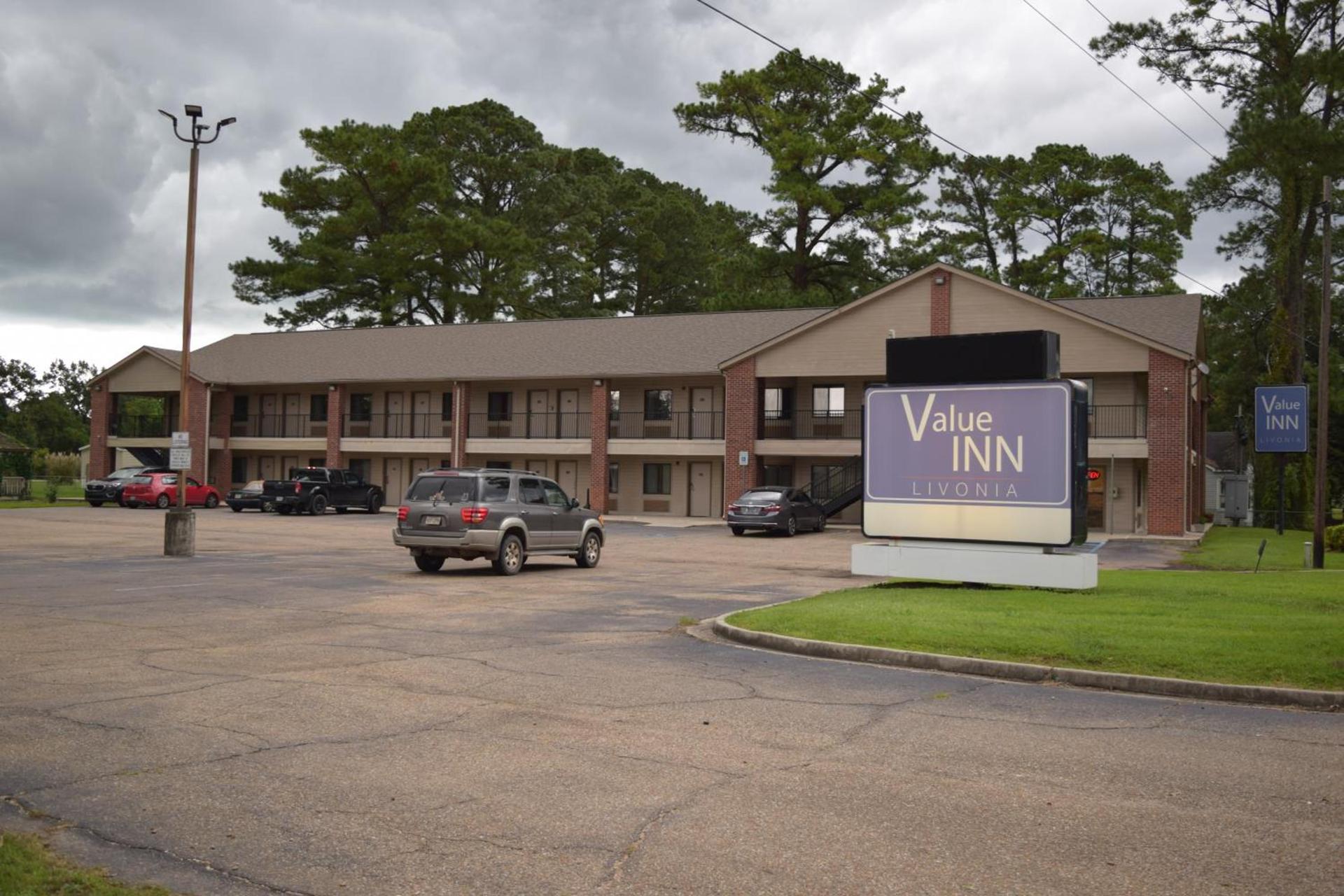 Value Inn - Livonia photo 15