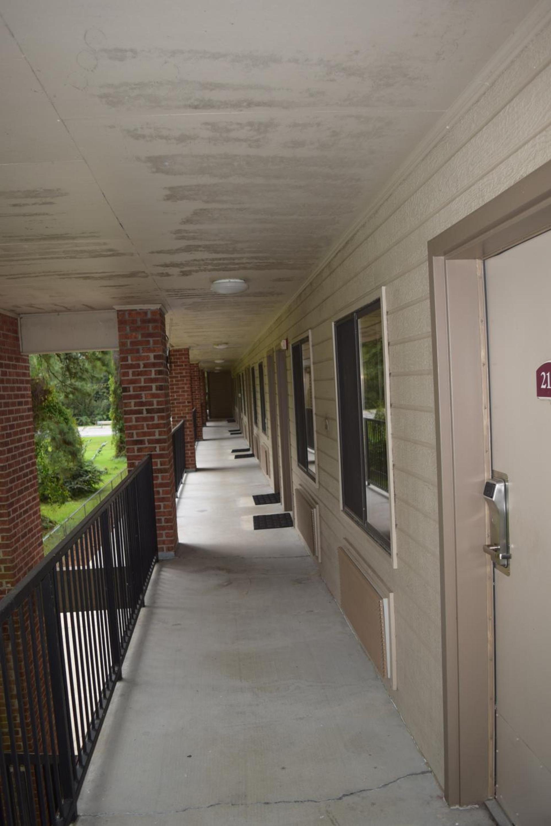 Value Inn - Livonia photo 16