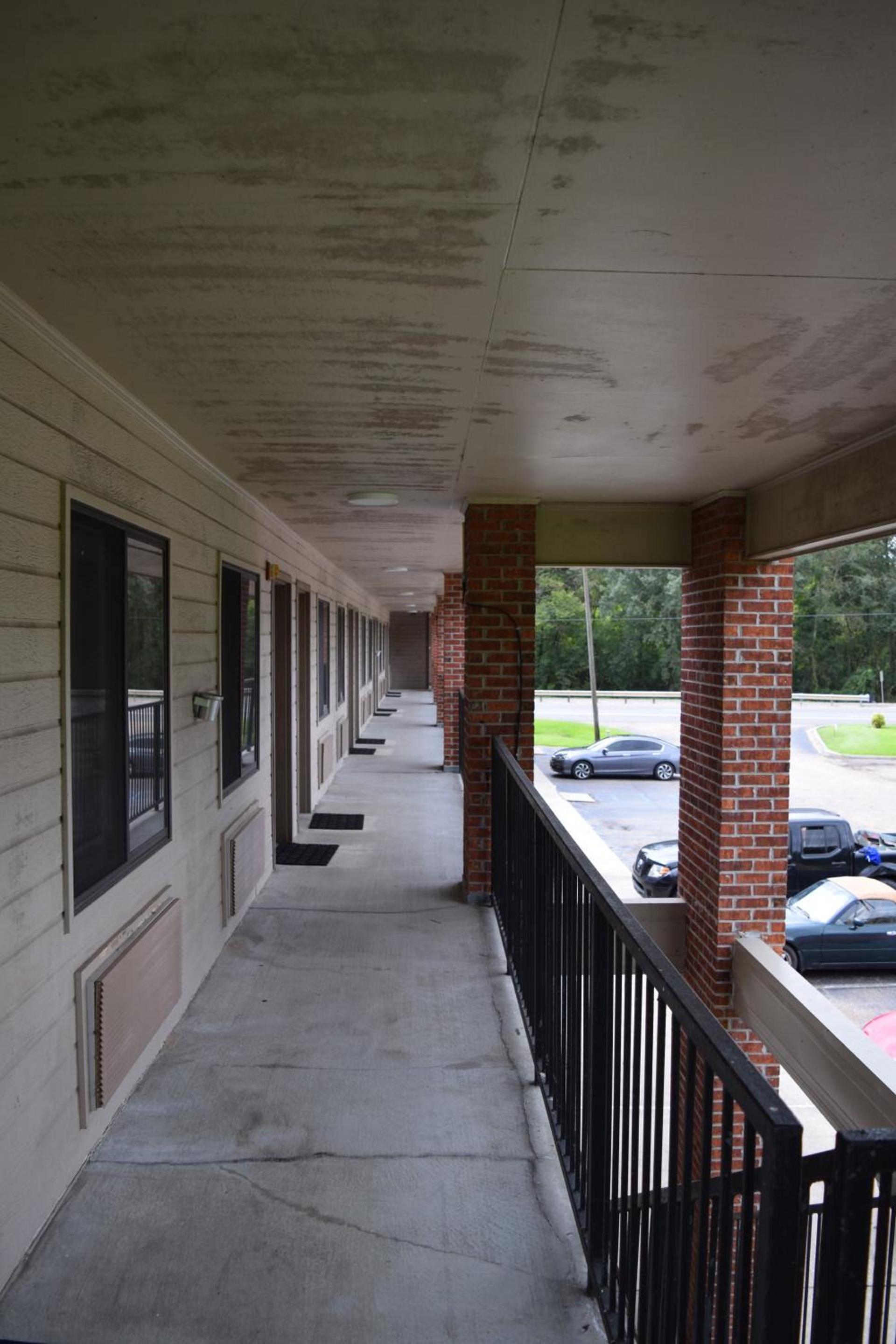 Value Inn - Livonia photo 18