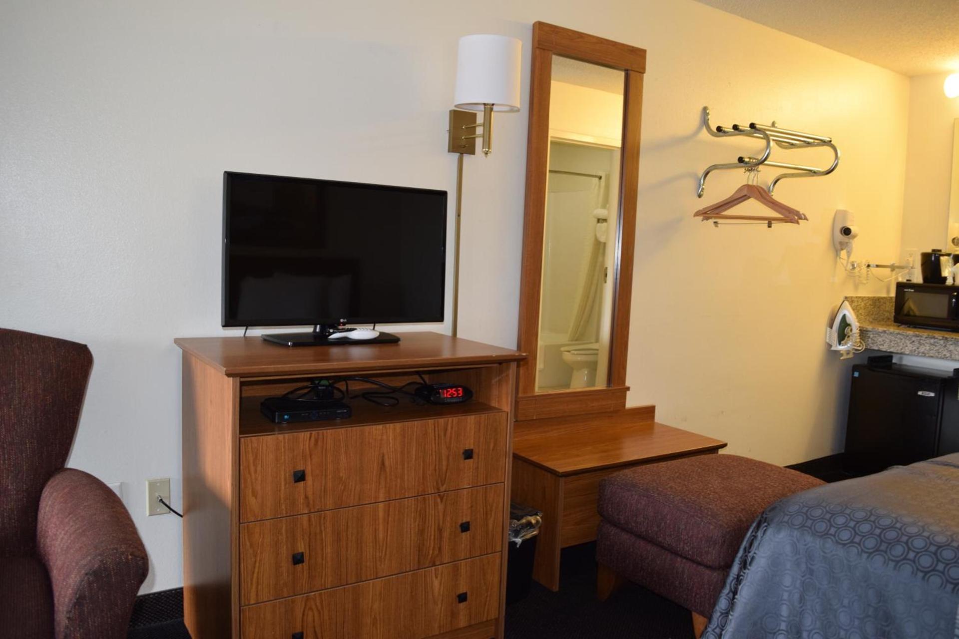 Value Inn - Livonia photo 20