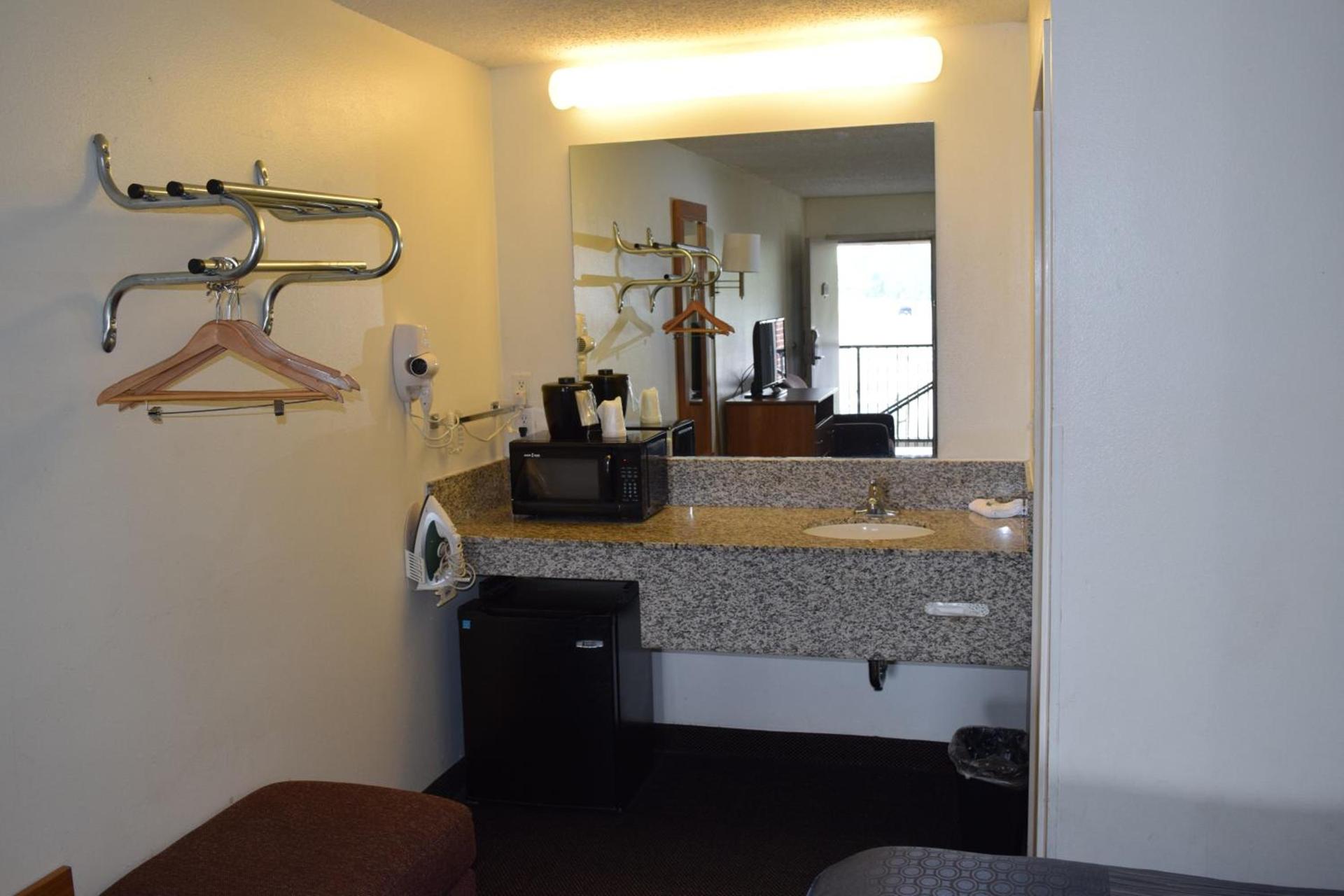 Value Inn - Livonia photo 21
