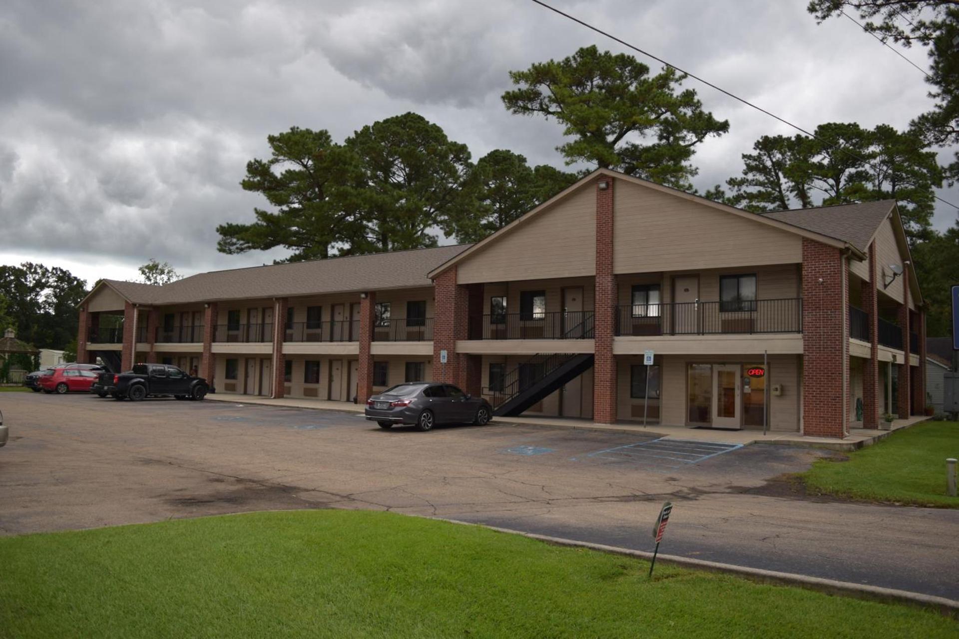 Value Inn - Livonia photo 5