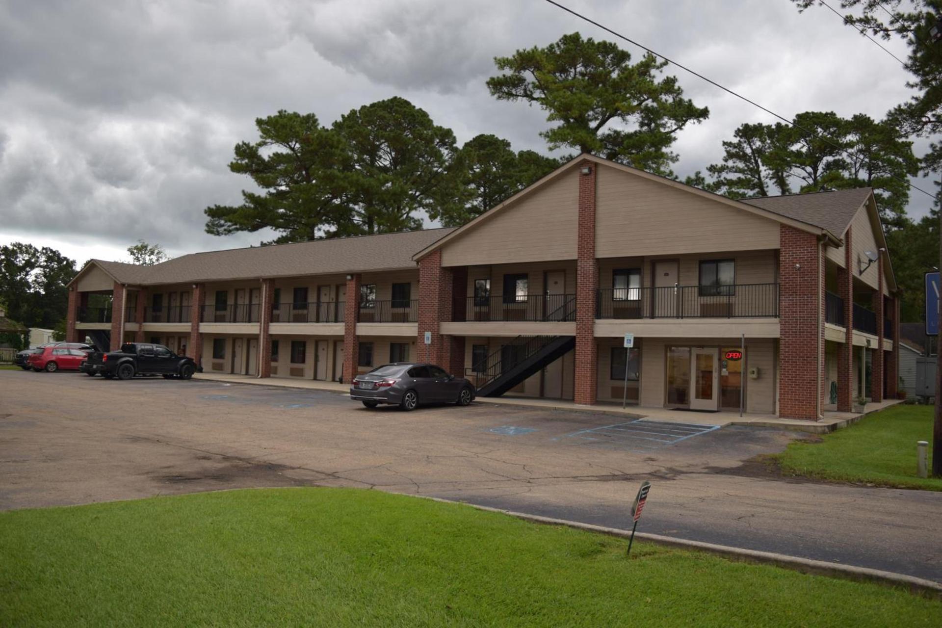 Value Inn - Livonia photo 17