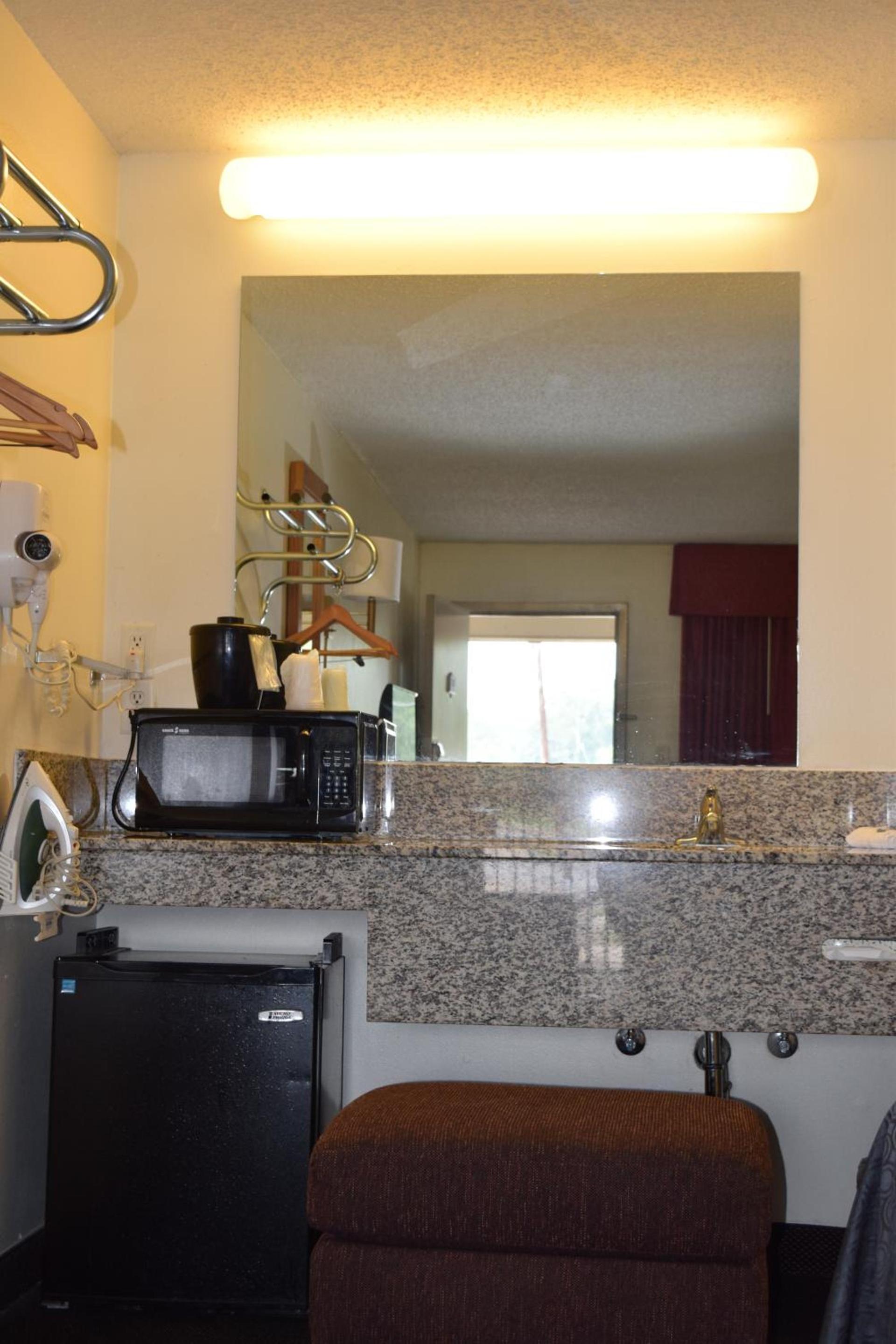 Value Inn - Livonia photo 25