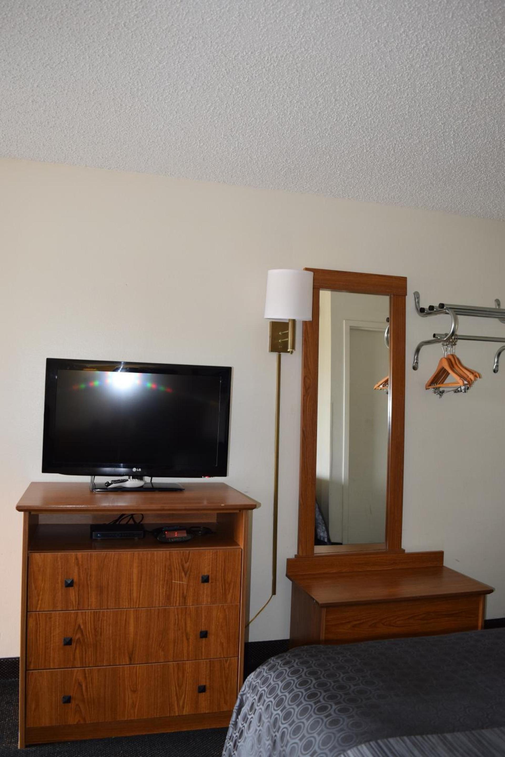 Value Inn - Livonia photo 27
