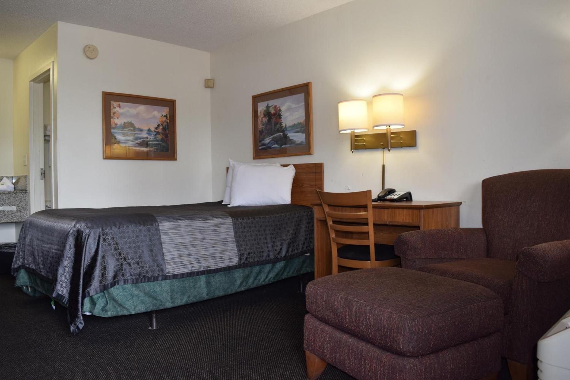 Value Inn - Livonia photo 4