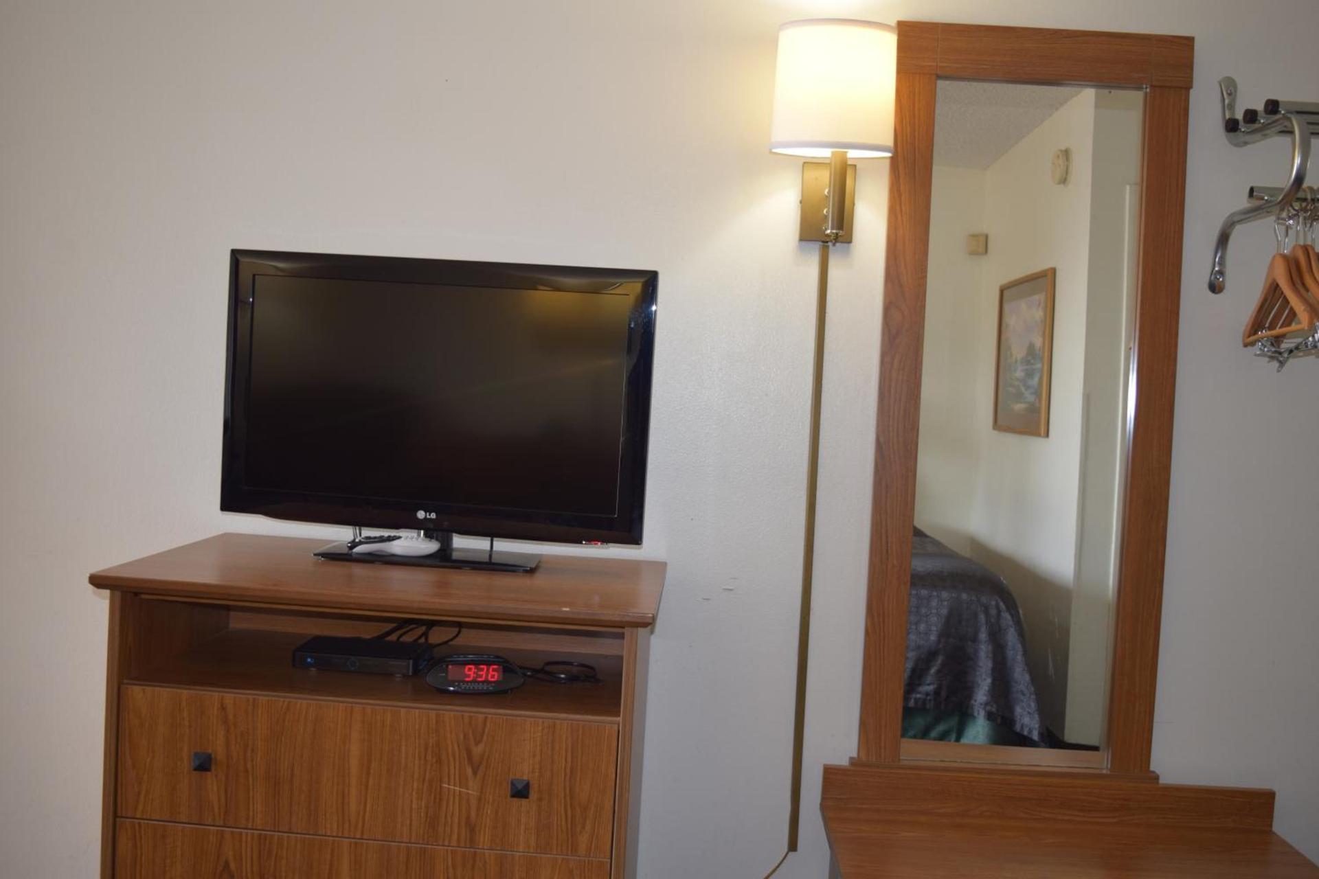 Value Inn - Livonia photo 33