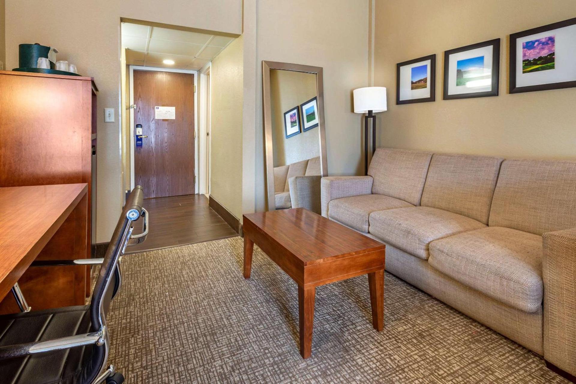 Comfort Suites Bethlehem Near Lehigh University and LVI Airport photo 6