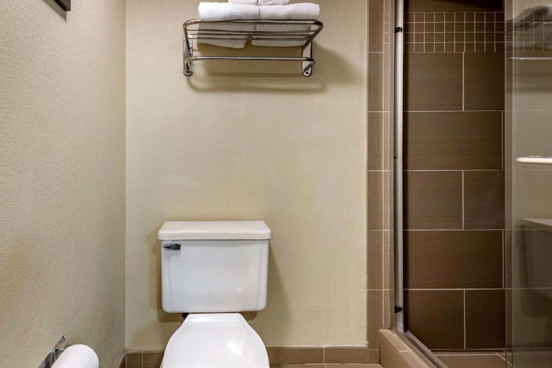 Comfort Suites Bethlehem Near Lehigh University and LVI Airport photo 7