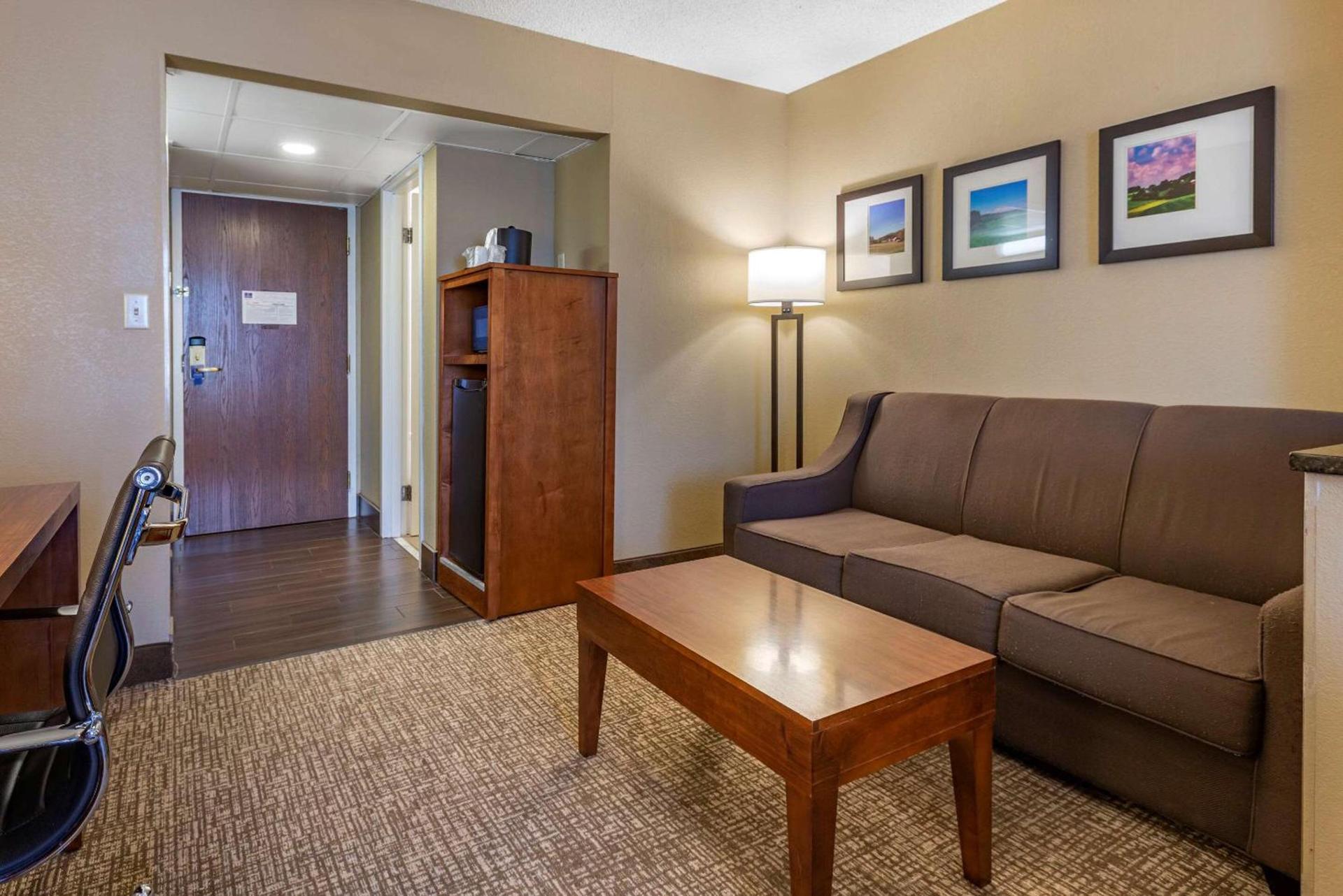 Comfort Suites Bethlehem Near Lehigh University and LVI Airport photo 9