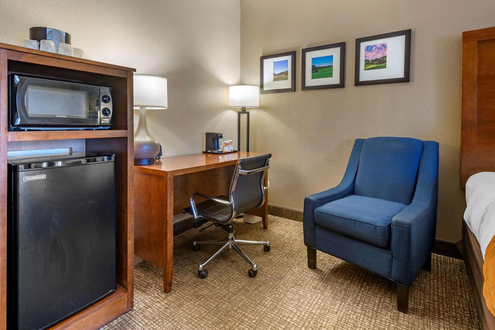 Comfort Suites Bethlehem Near Lehigh University and LVI Airport photo 12