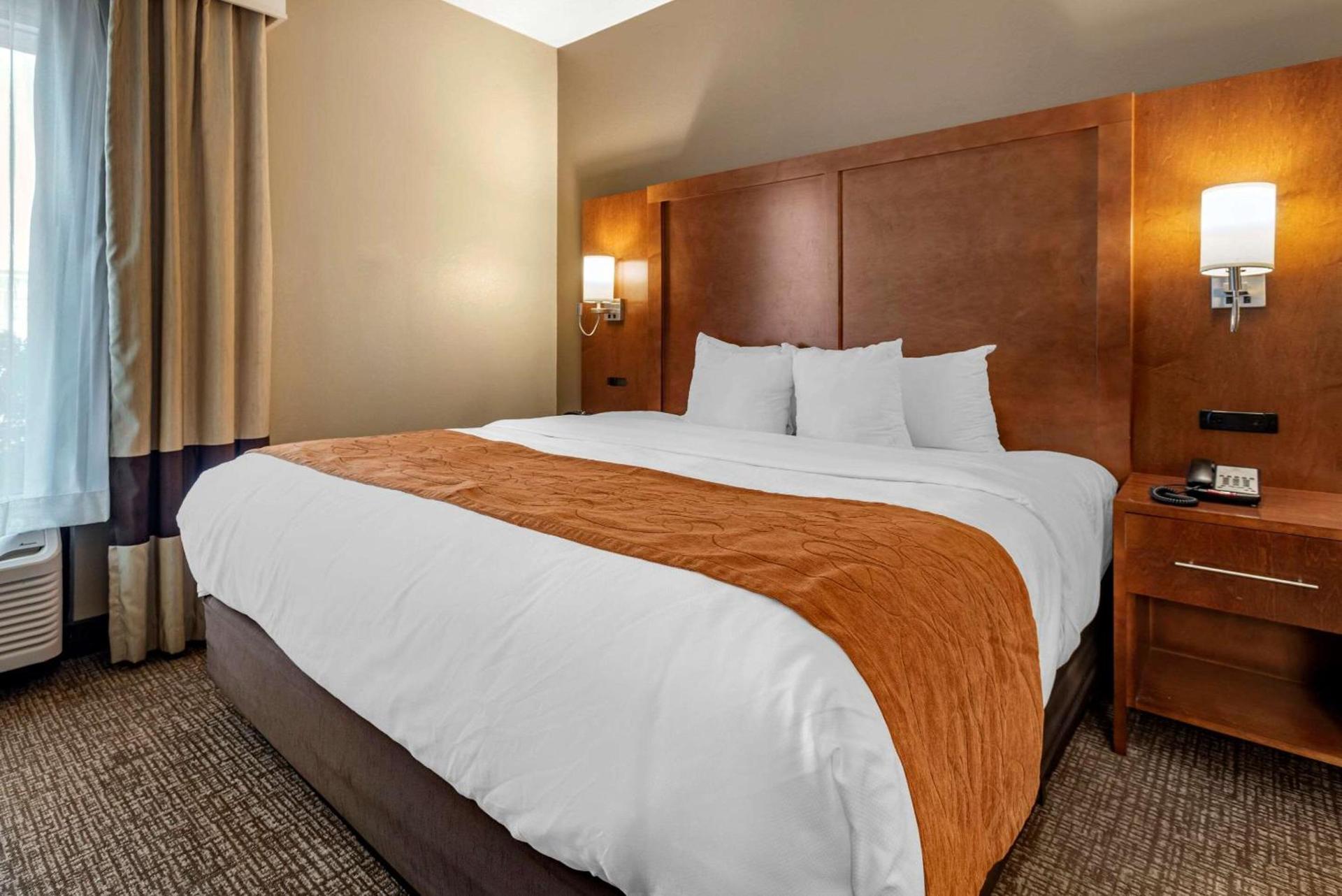 Comfort Suites Bethlehem Near Lehigh University and LVI Airport photo 14
