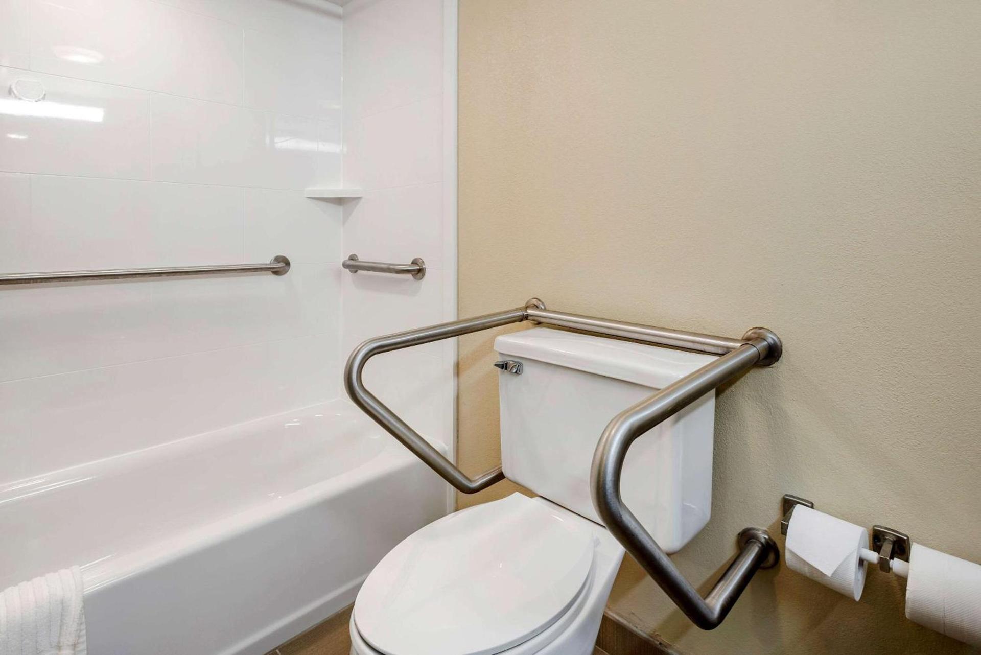 Comfort Suites Bethlehem Near Lehigh University and LVI Airport photo 17