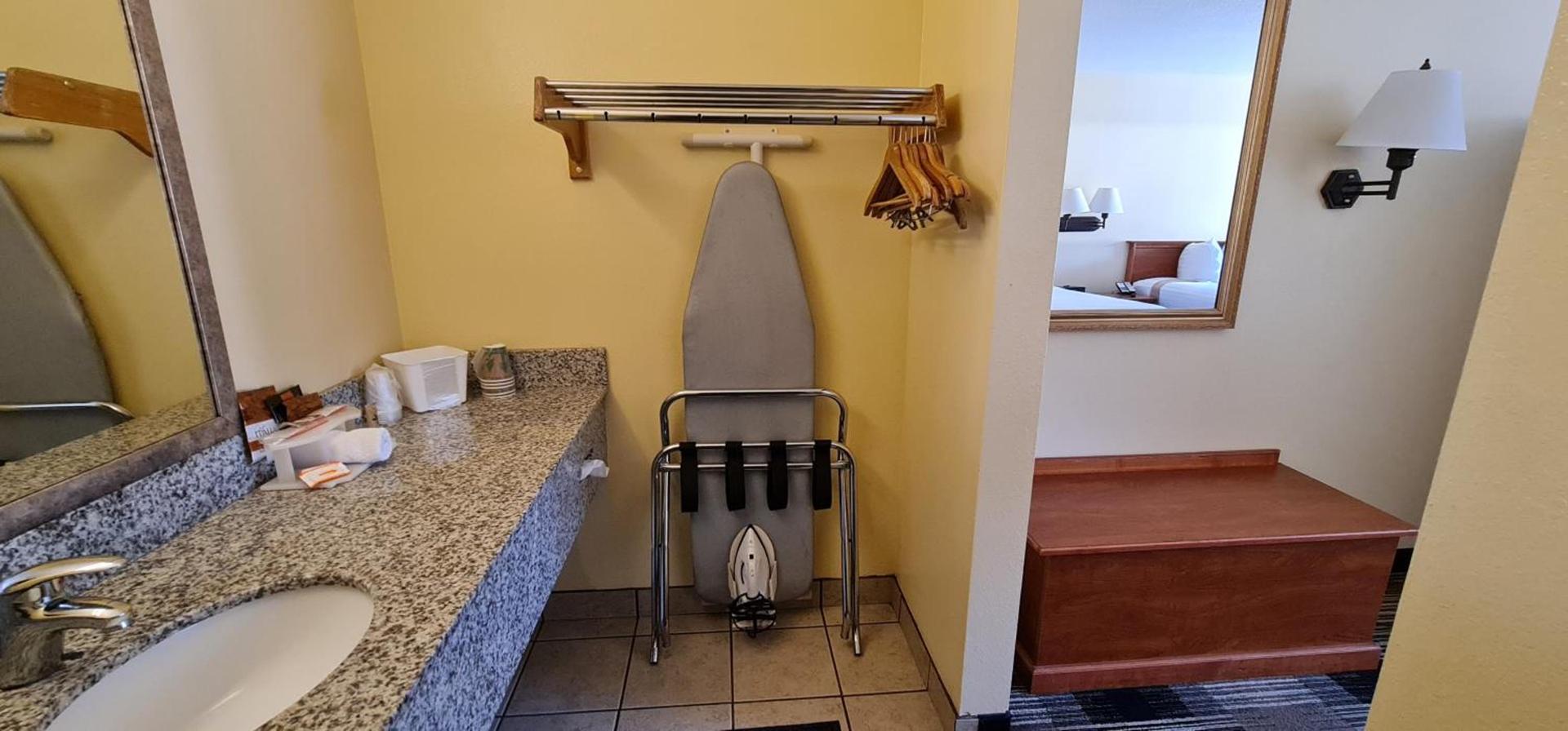 Oakridge Inn & Suites photo 10