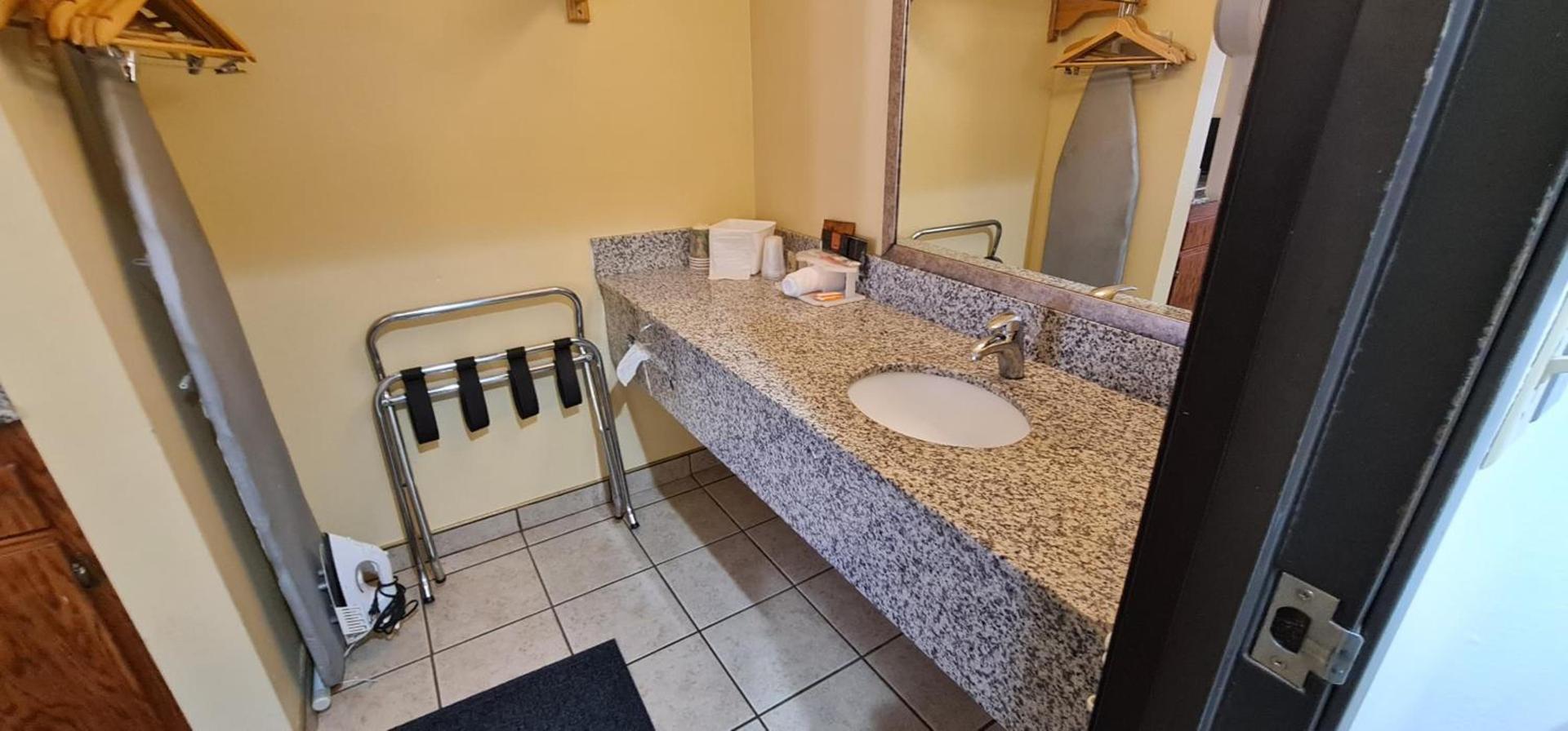 Oakridge Inn & Suites photo 11